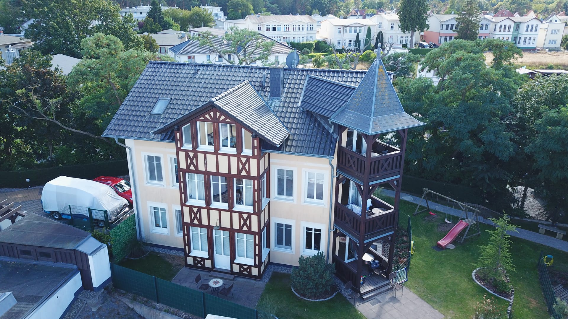 Luftaufnahme der Ahlbecker Höhe – Zwillingsvilla mit Fachwerkgiebel und hölzernem Balkonturm im Seebad Ahlbeck