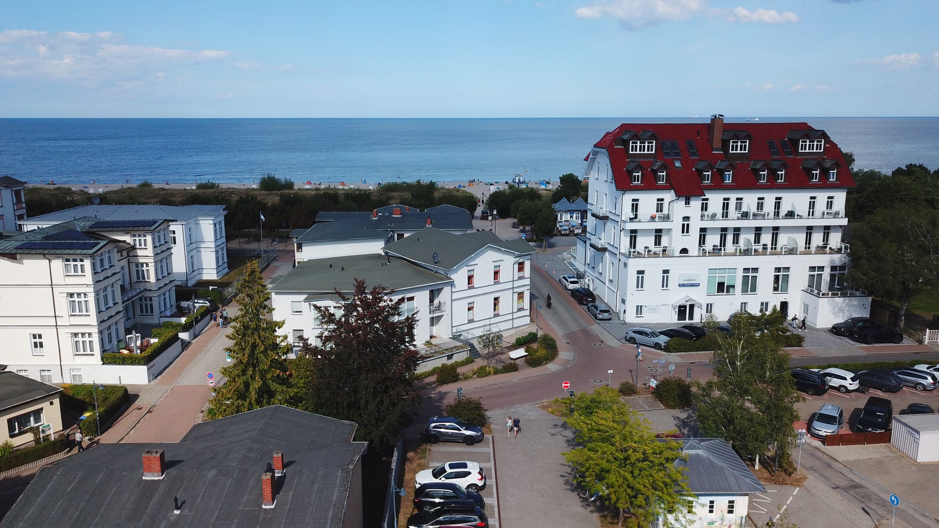 Blick von der Ahlbecker Höhe über die Dächer von Ahlbeck auf die Ostsee