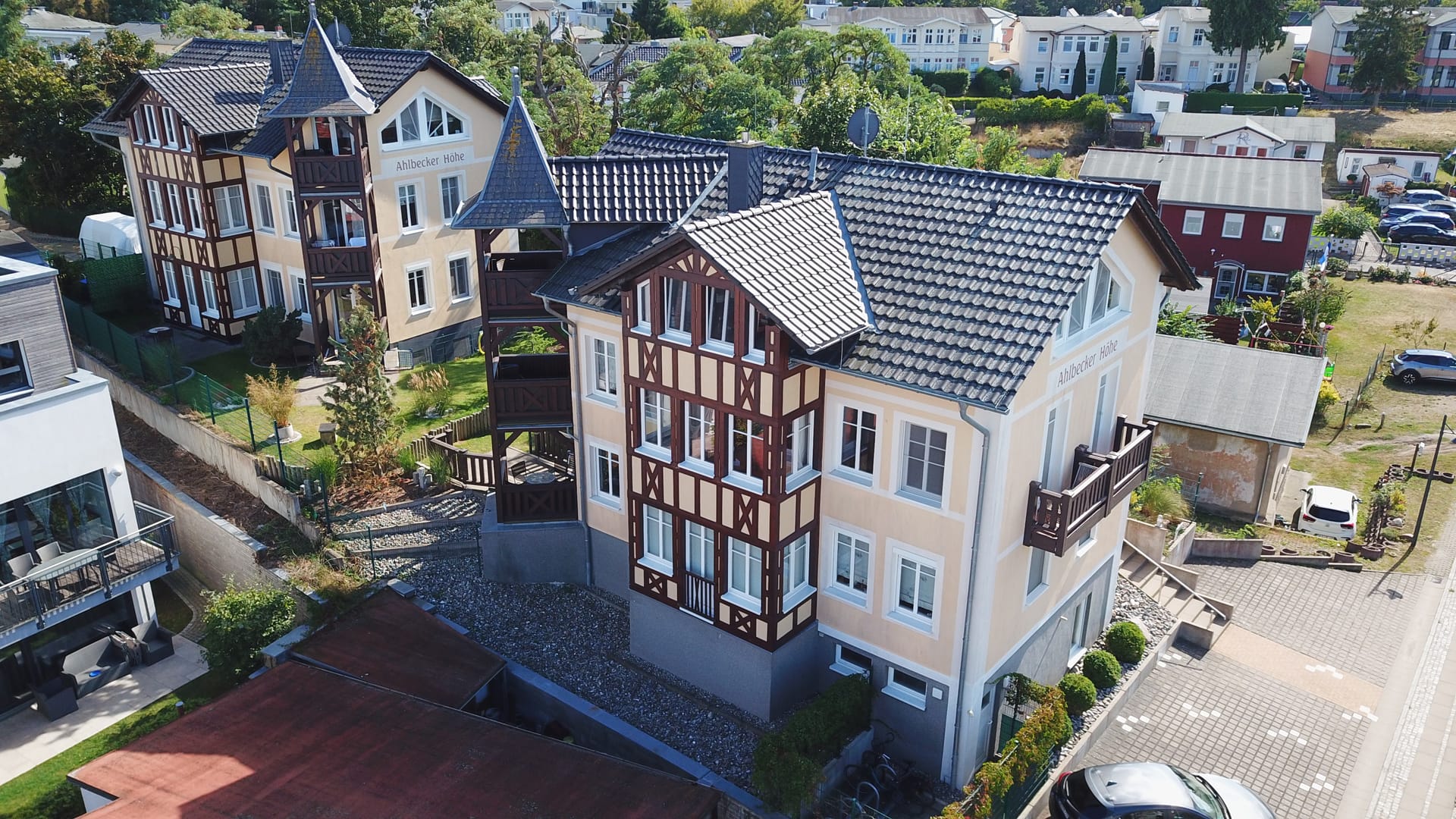 Beide Zwillingshäuser der Ahlbecker Höhe in Ahlbeck aus der Luft, vorn der Giebel mit Hausschriftzug