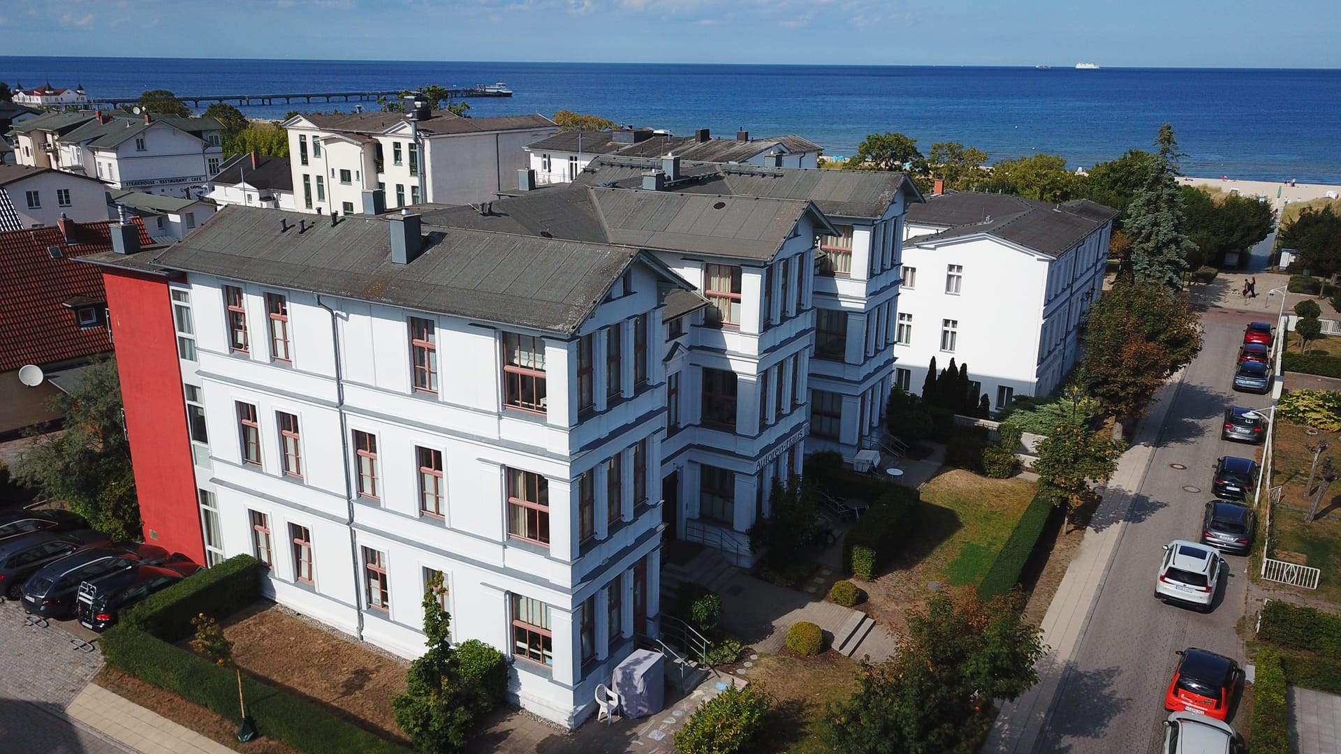 Autorenhaus Ahlbeck schräg von der Seite mit Blick Richtung Strand