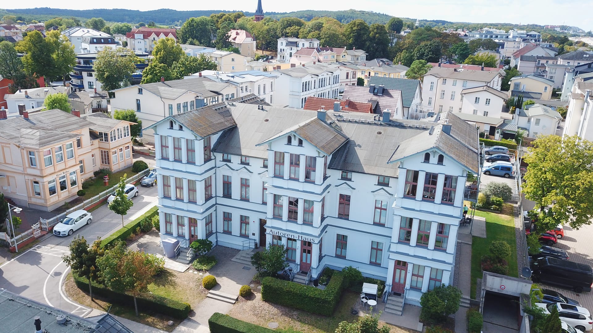 Blick über das Autorenhaus auf das Villenviertel und die Kirche von Ahlbeck