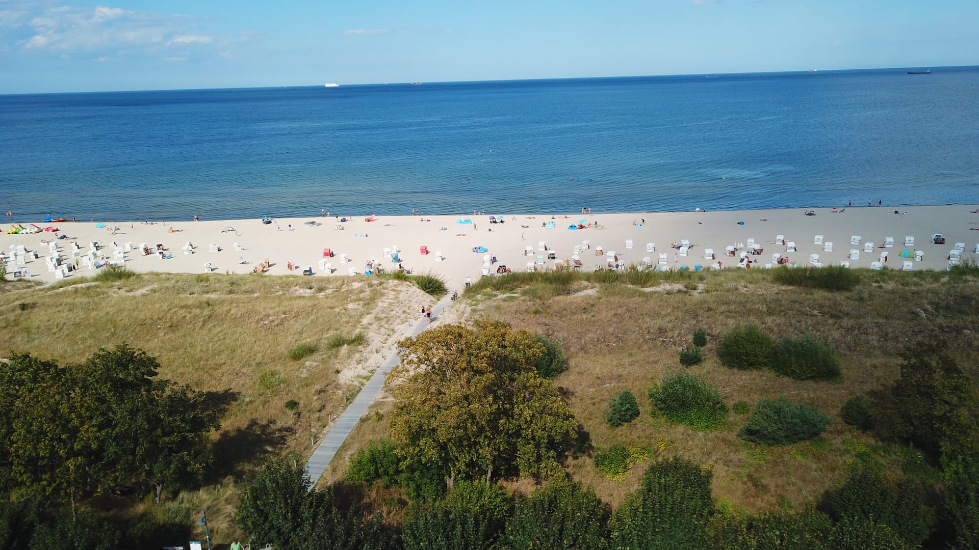 Ahlbecker Strandpanorama nahe dem Autorenhaus: Dünen, Strandkörbe und Ostsee