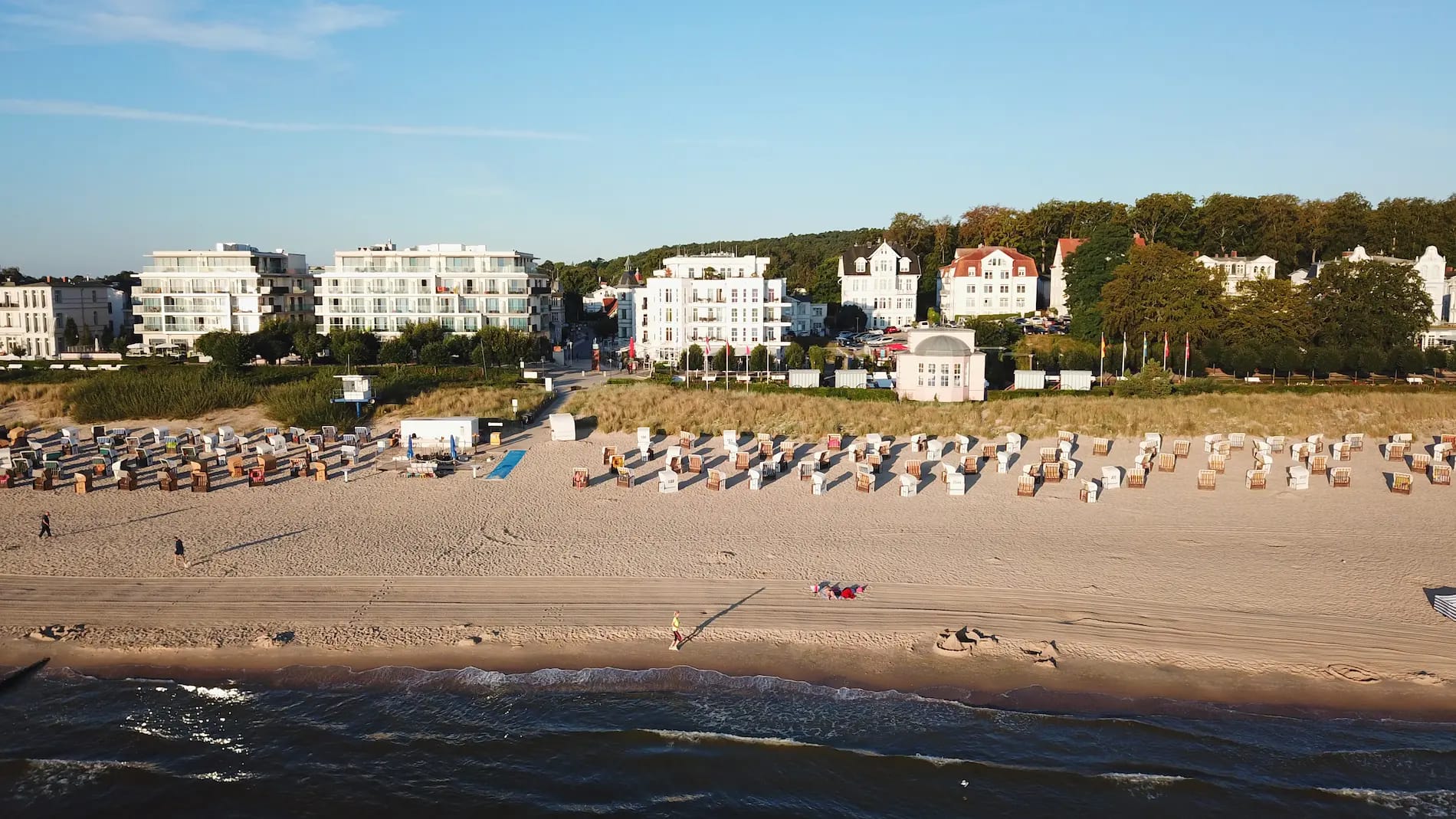 Beachhouse Bansin Drohnenaufnahme: moderne Apartmentanlage direkt an der Ostsee