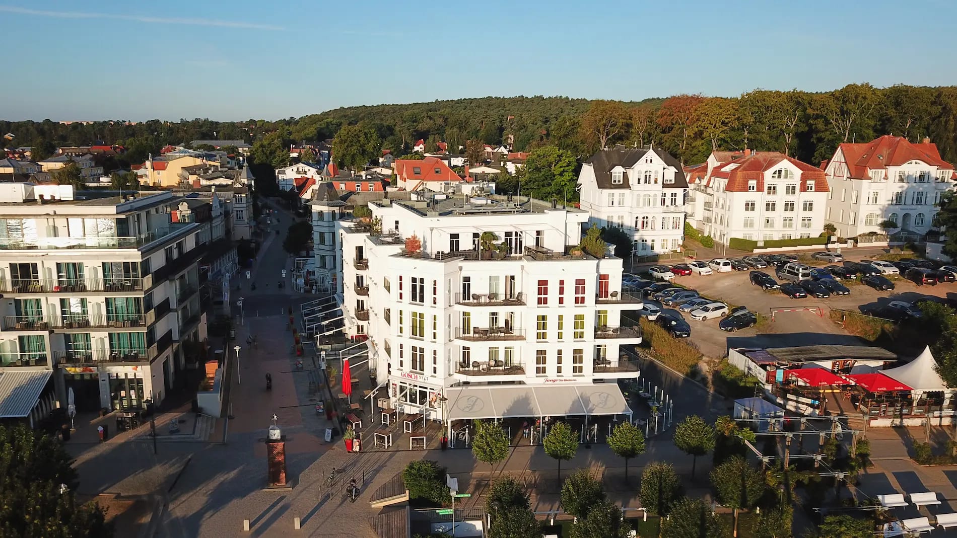 Beachhouse Bansin aus der Luft mit Blick auf Strand und Promenade