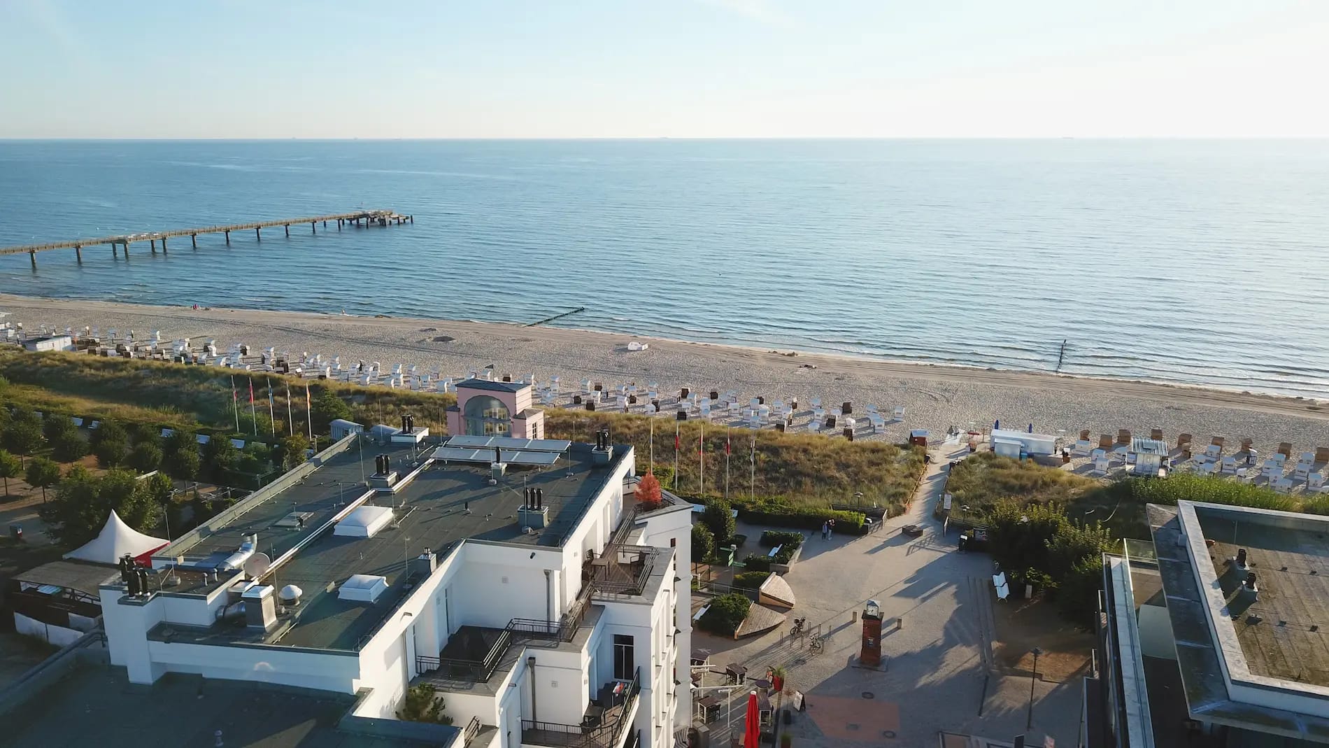 Beachhouse Bansin: Außenansicht mit Sandstrand und Seebrücke