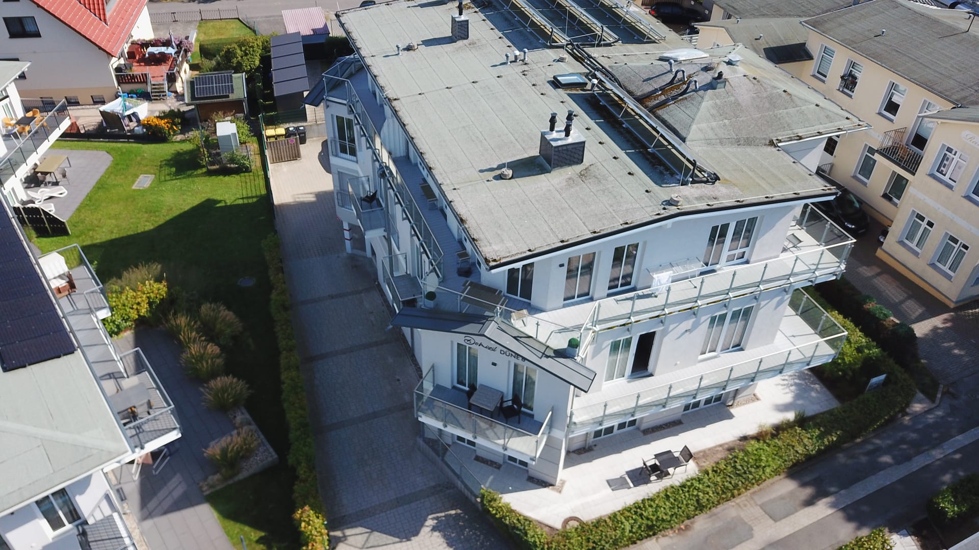 Domizil Düne 8 von oben: Flachdach, Balkone und Innenhof des Ferienwohnungshauses im Seebad Ahlbeck