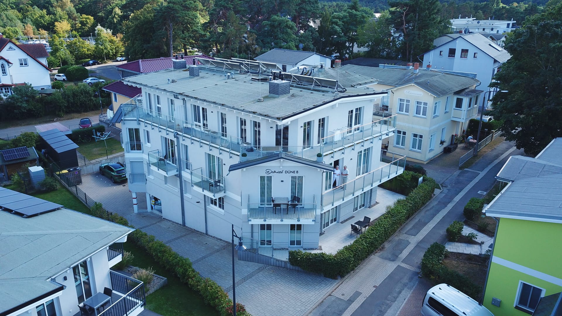 Abendliche Luftaufnahme des Domizil Düne 8 zwischen Villen und Küstenwald in der Ahlbecker Bergstraße