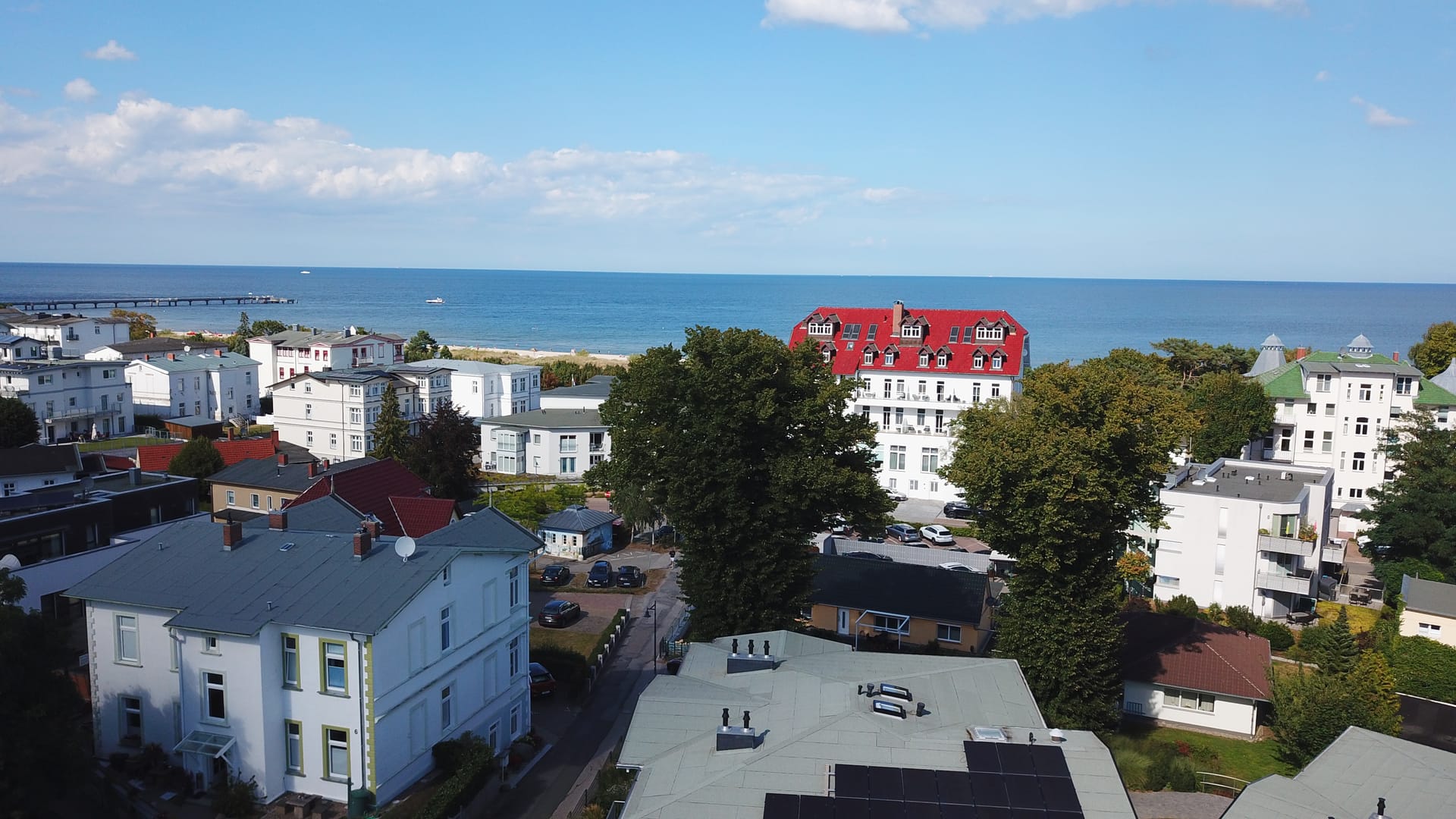 Blick über die Dächer von Ahlbeck auf Ostsee und Seebrücke – aufgenommen über dem Domizil Meerzeit
