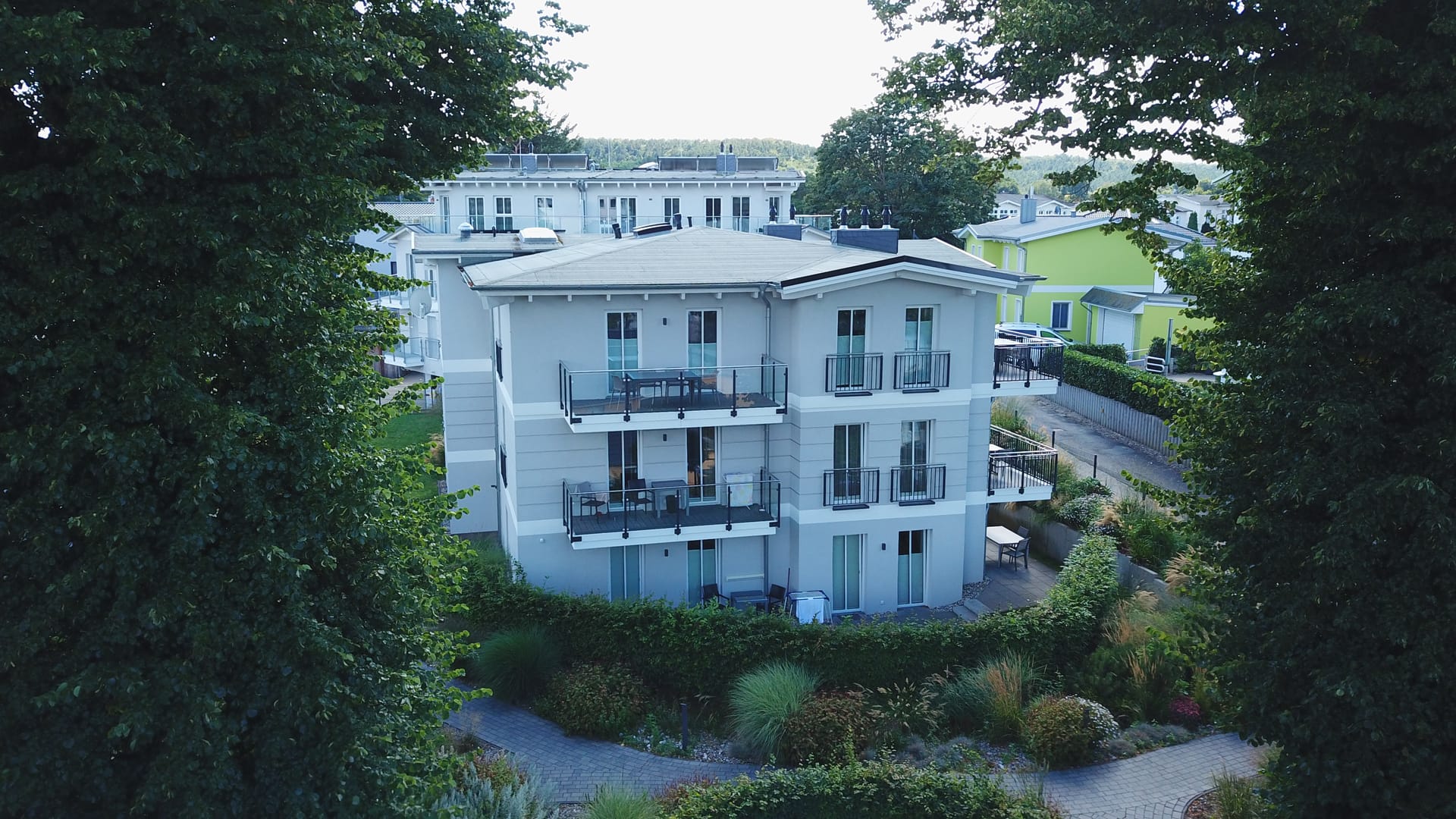 Luftaufnahme des Domizil Meerzeit in Ahlbeck – modernes Appartementhaus mit Balkonen in der Bergstraße