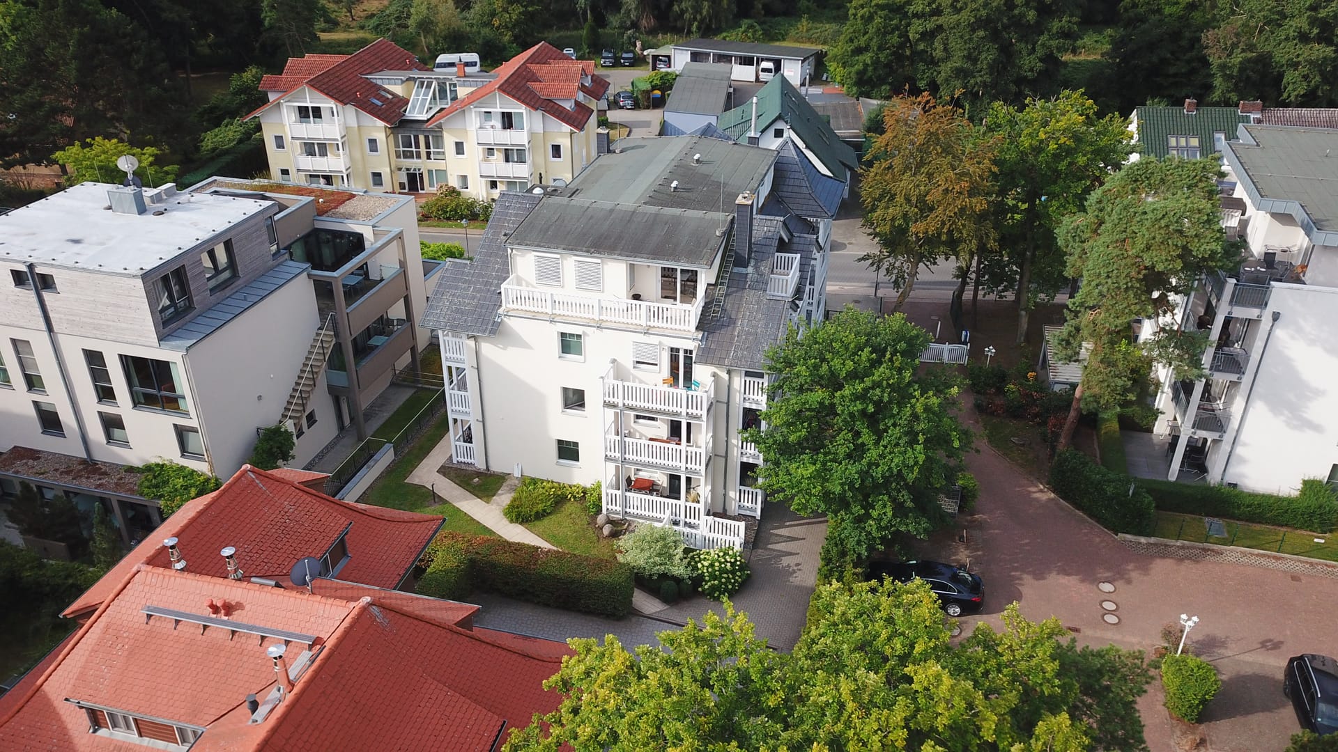 Luftaufnahme des Dünendomizils Heringsdorf – weiße Bäderstil-Villa mit umlaufenden Balkonen an der Maxim-Gorki-Straße