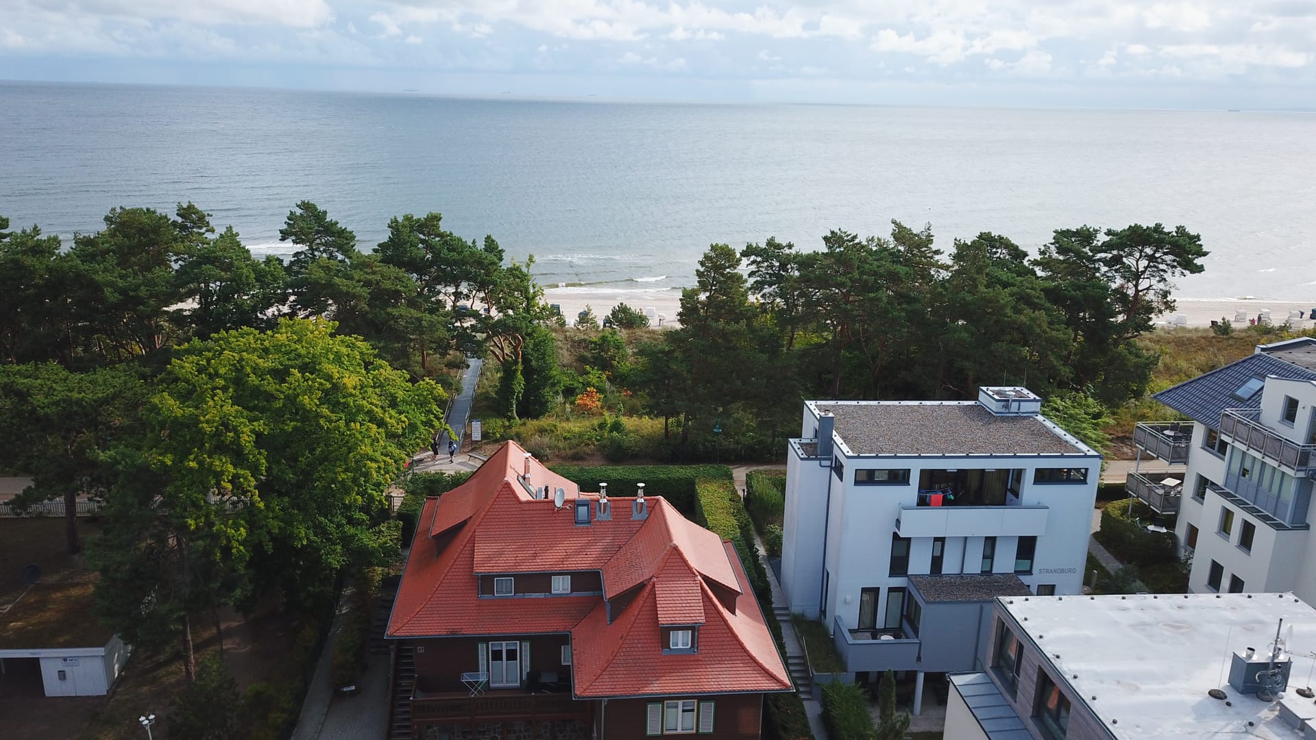 Erste Reihe in Heringsdorf: Blick vom Dünendomizil über den Dünenübergang zum Ostseestrand