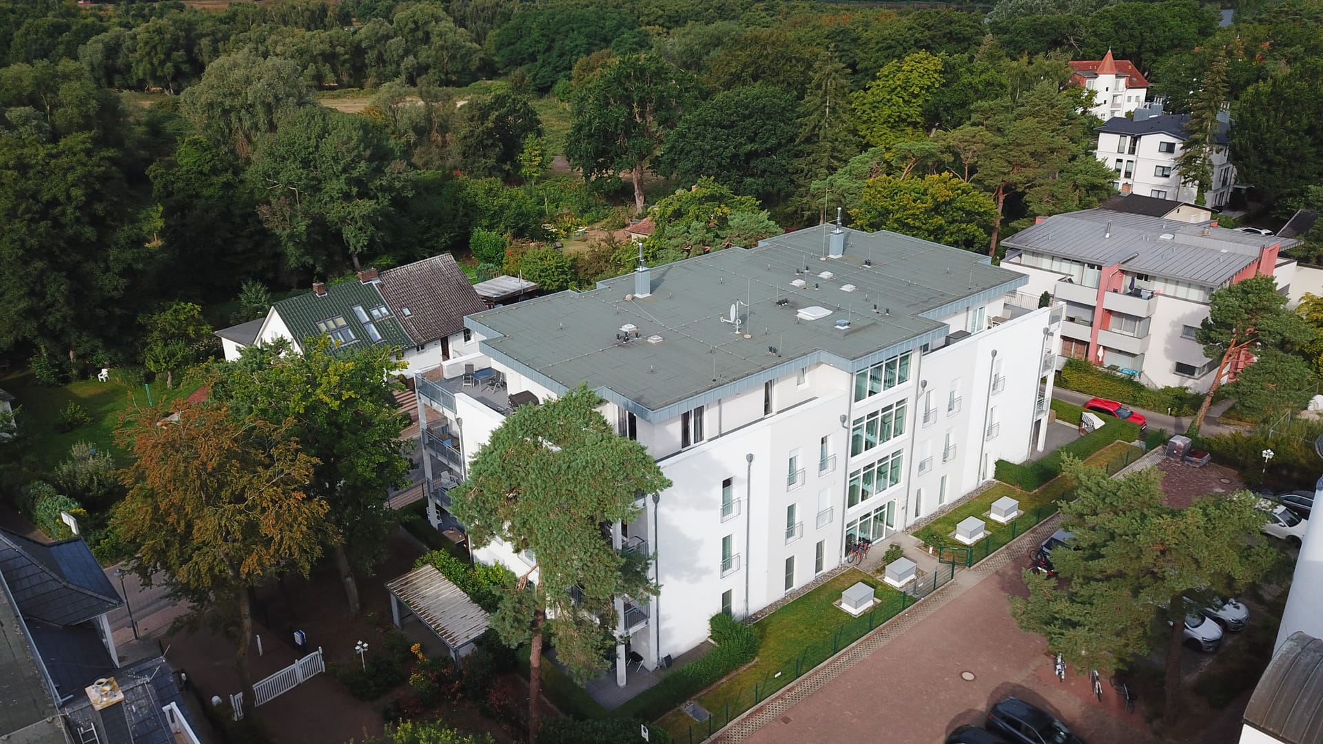 Dünenresidenz Heringsdorf aus der Vogelperspektive – Westseite mit Balkonen zwischen den Bäumen