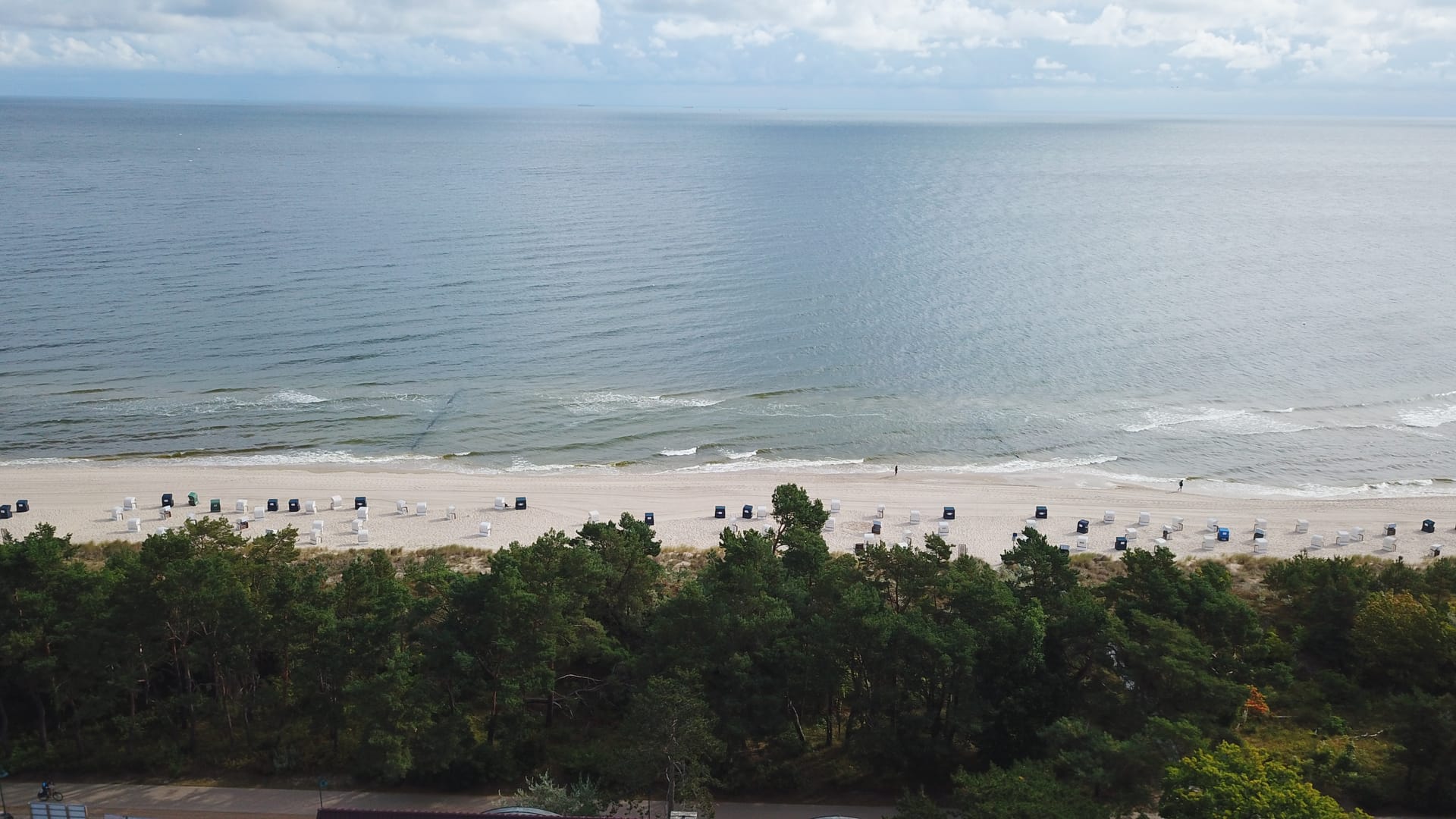 Strand und Dünenwald direkt vor der Dünenresidenz Heringsdorf – Ostsee mit Strandkörben aus der Luft