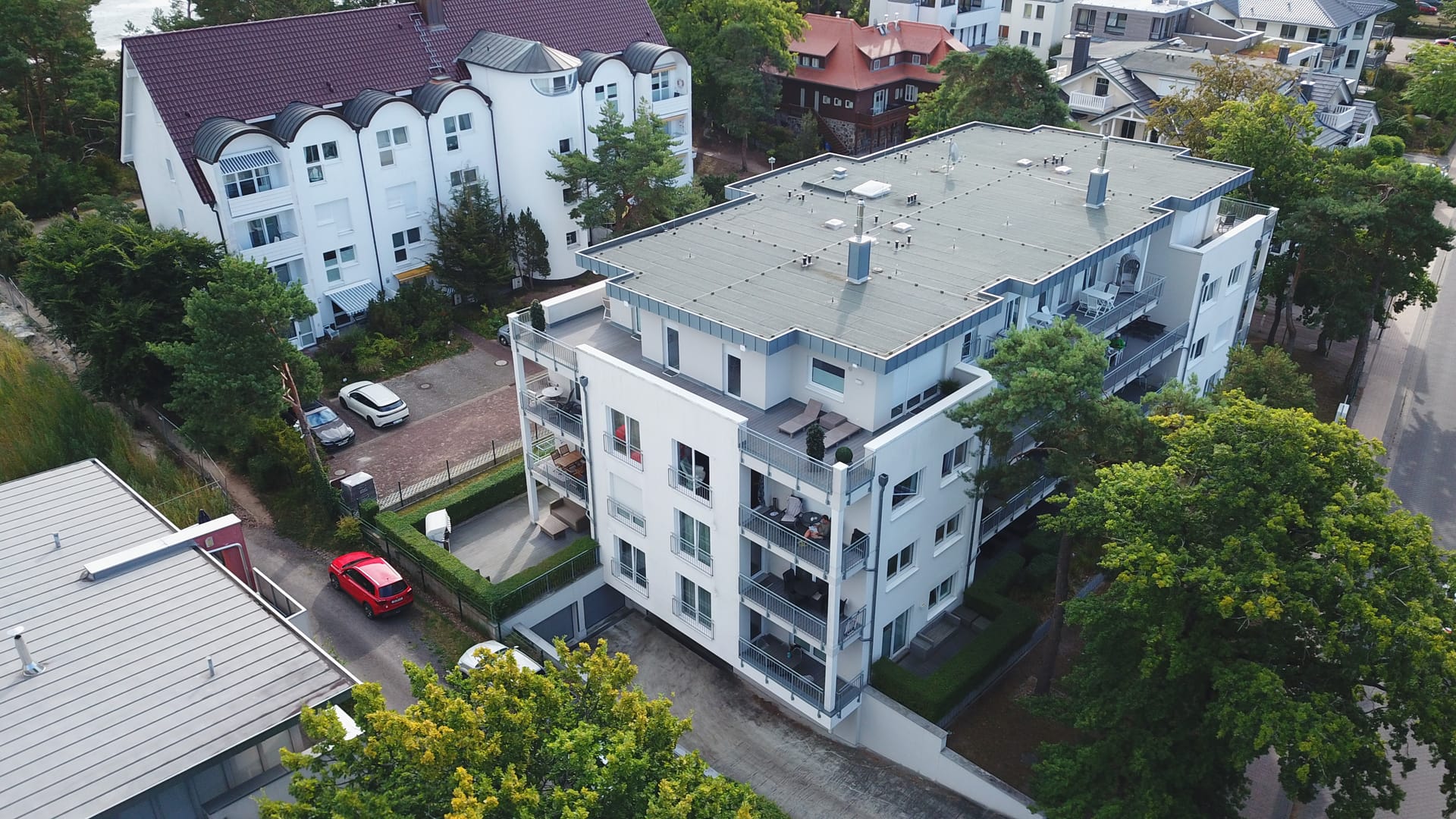 Dünenresidenz Heringsdorf von der Straßenseite – Balkone und Süd-Dachterrassen des Appartementhauses