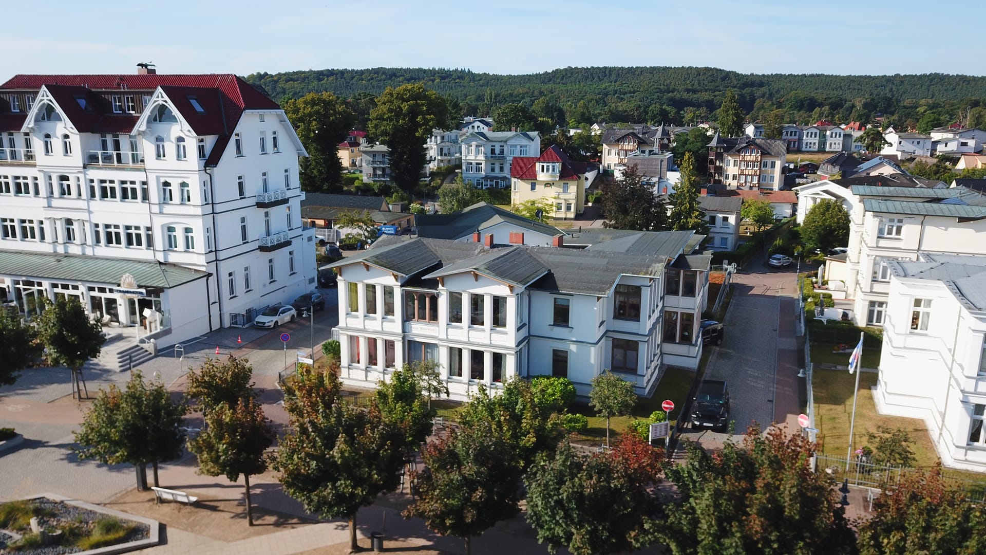 Bädervilla Haus Meerblick an der Ahlbecker Promenade, links das Strandhotel