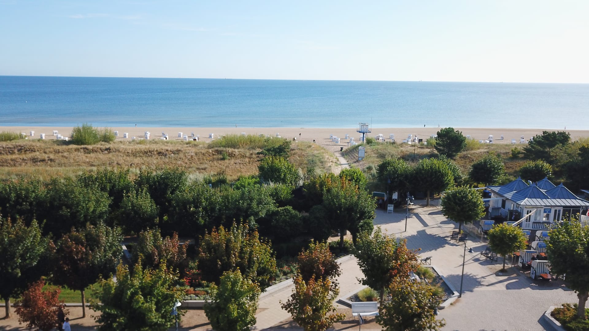 Ostsee-Panorama vor dem Haus Meerblick: Promenade, Dünen und Strand von Ahlbeck