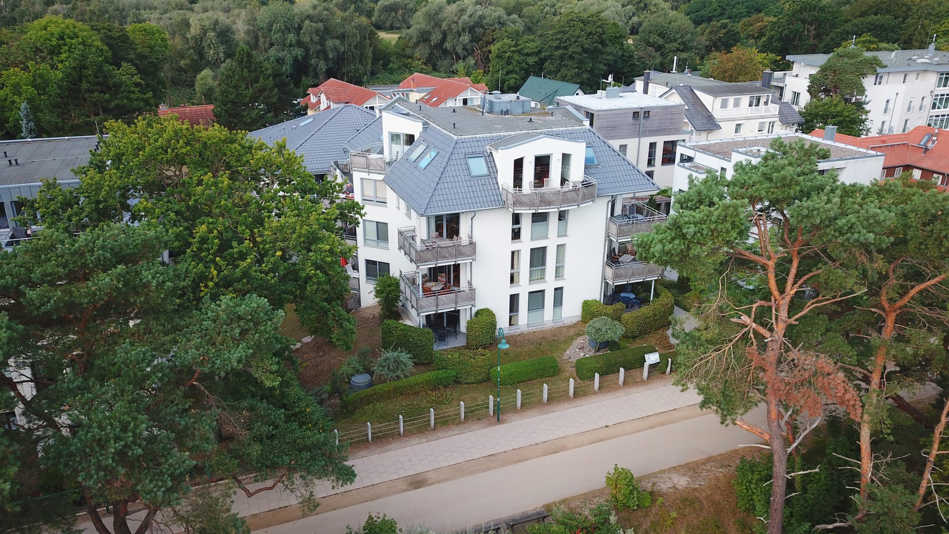 Luftaufnahme vom Haus Meeresrauschen Heringsdorf – weiße Villa in erster Reihe an der Strandpromenade