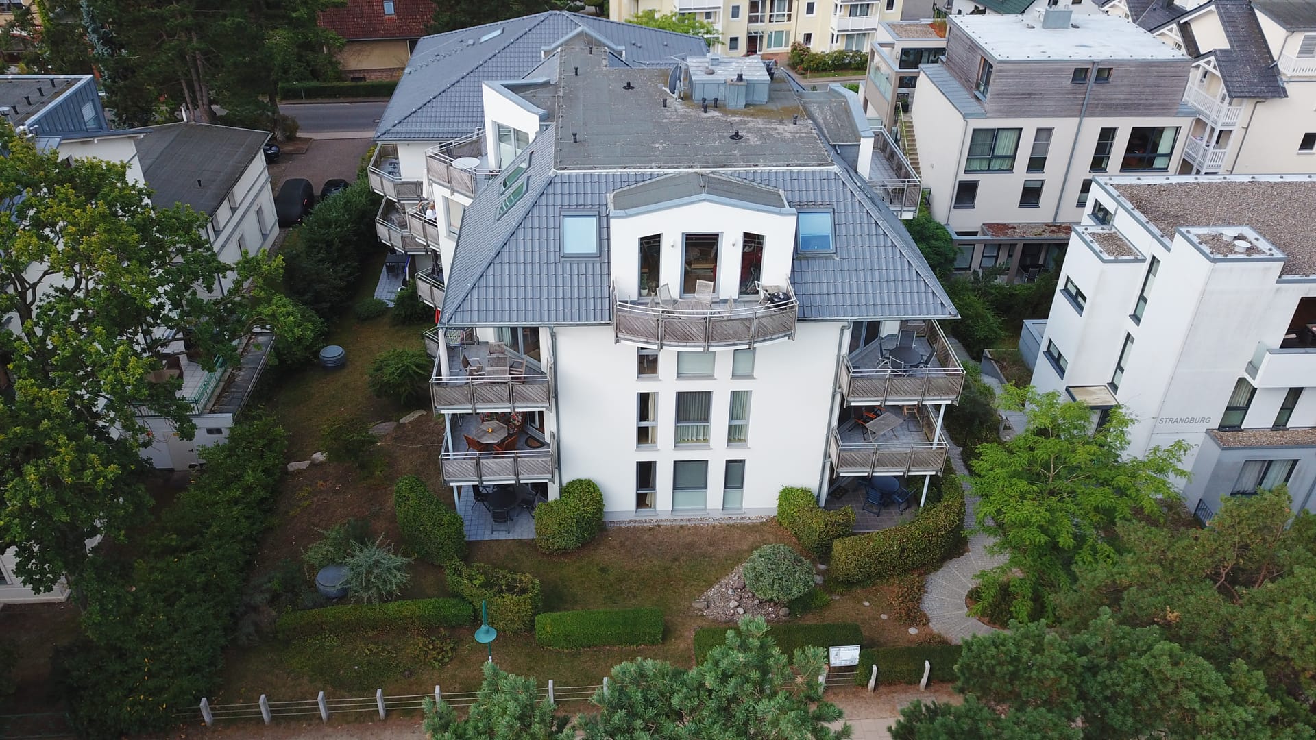 Haus Meeresrauschen Heringsdorf von oben: Balkone, Terrassen und grüner Garten der Ferienwohnungen