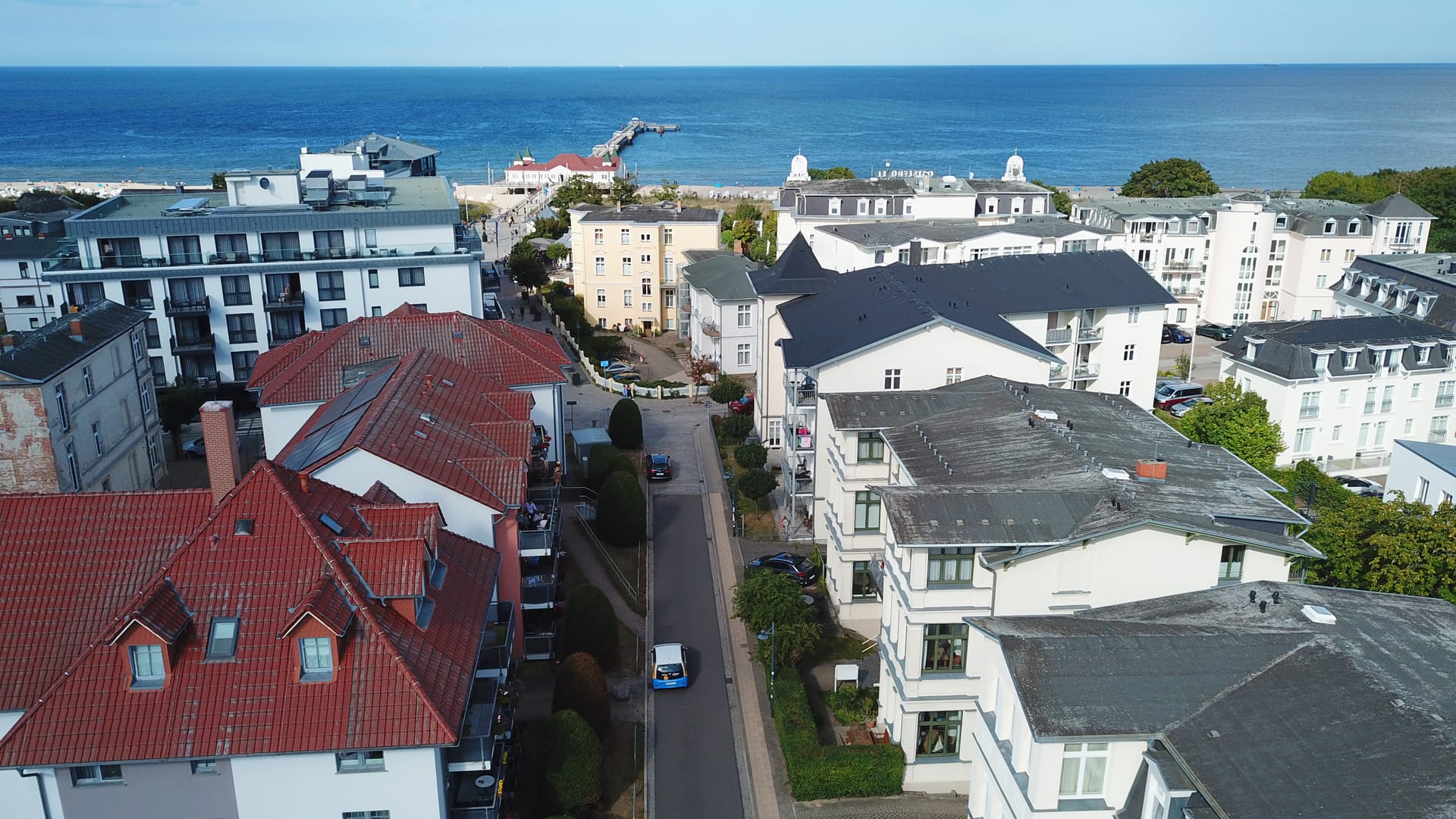 Luftpanorama der Kurstraße in Ahlbeck Richtung Ostsee und Seebrücke – die Umgebung des Haus Miramar