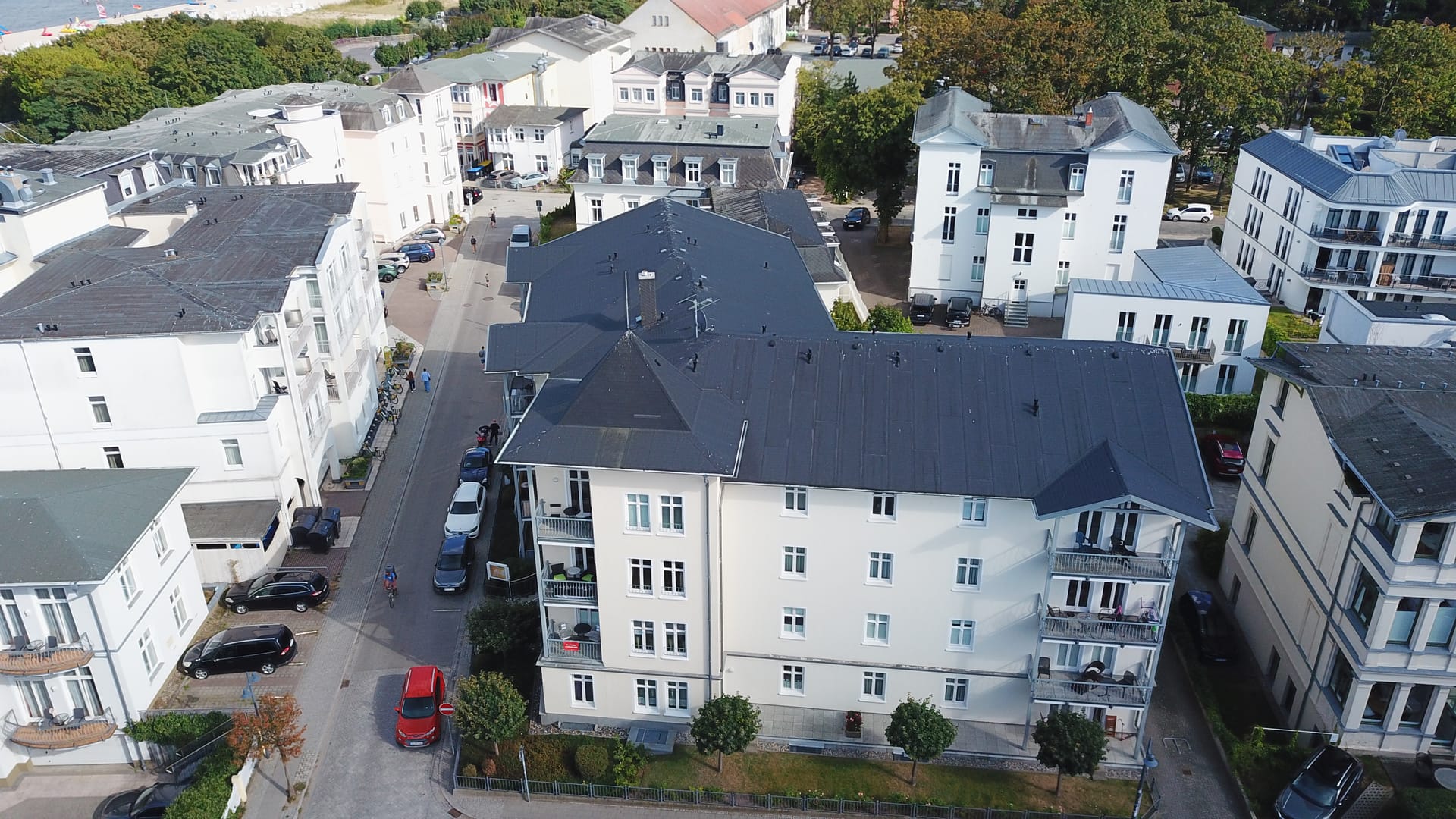 Hofseite des Haus Miramar in Ahlbeck mit Balkonen und Stellplätzen direkt am Haus