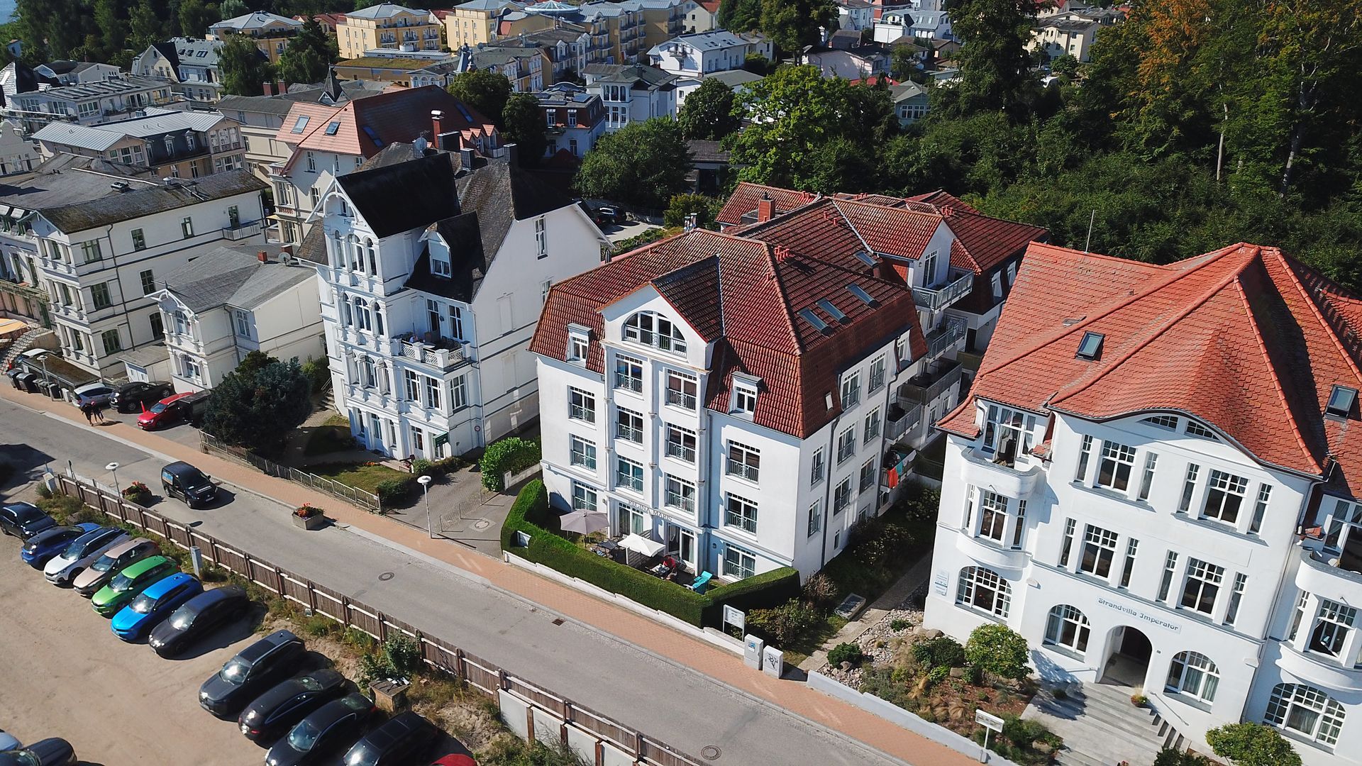 Haus Regina Maris in Bansin aus der Luft, Ferienwohnungen nah am Ostseestrand