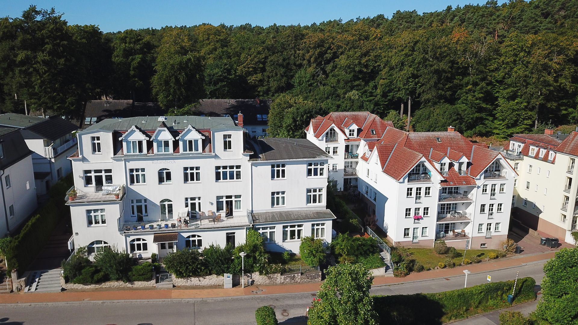 Haus Rolandseck Bansin: Luftbild der beiden Häuser nah am Ostseestrand