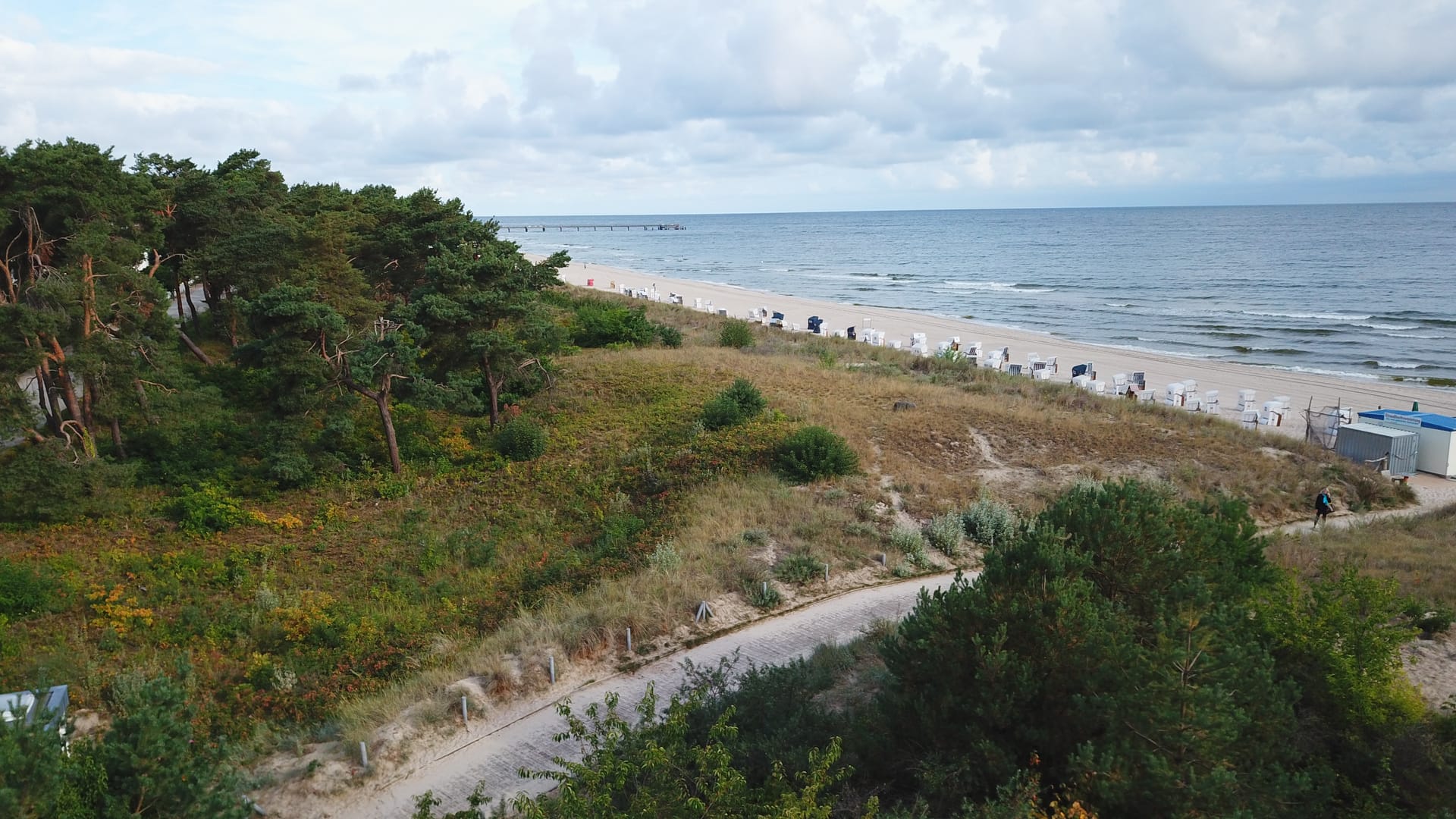 Düne und Ostseestrand direkt vor dem Haus Strandoase in Heringsdorf – Blick über den Strandzugang aufs Meer