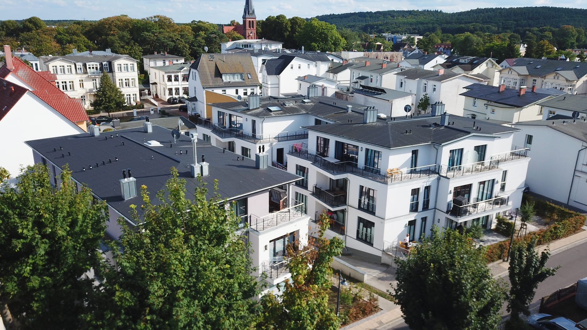 Luftaufnahme des Quartier 6 Ahlbeck mit Blick über die Dächer des Ortskerns