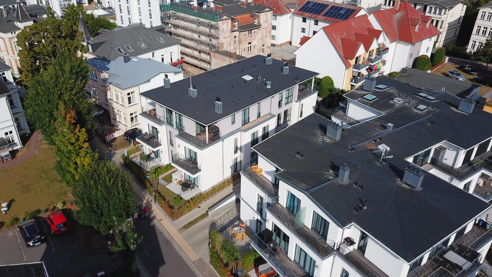 Luftaufnahme des Quartier 6 in Ahlbeck – moderner Neubau im Bäderstil in der Karlstraße