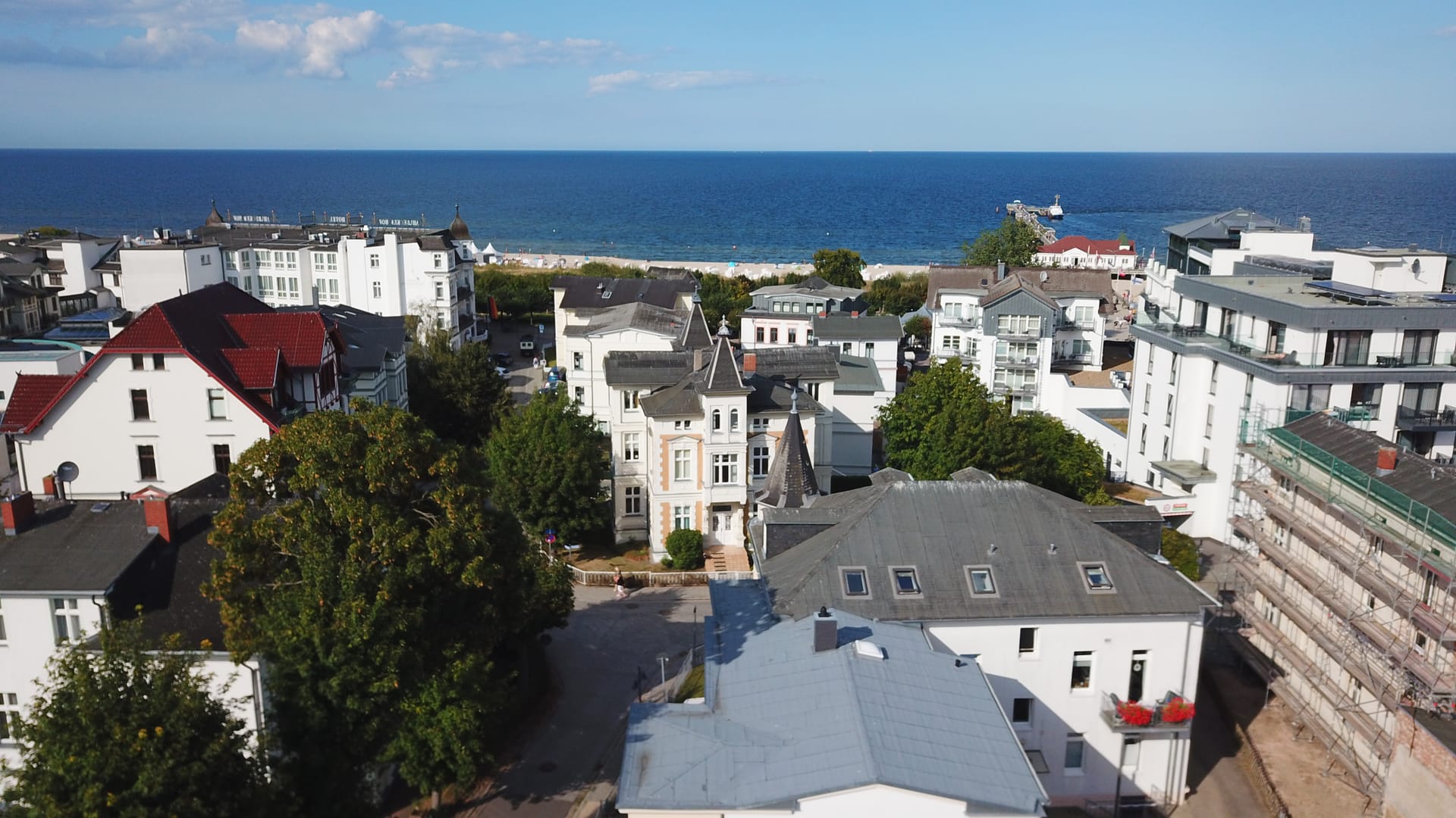 Ostsee und Strand von Ahlbeck aus der Luft, oberhalb des Quartier 6 aufgenommen