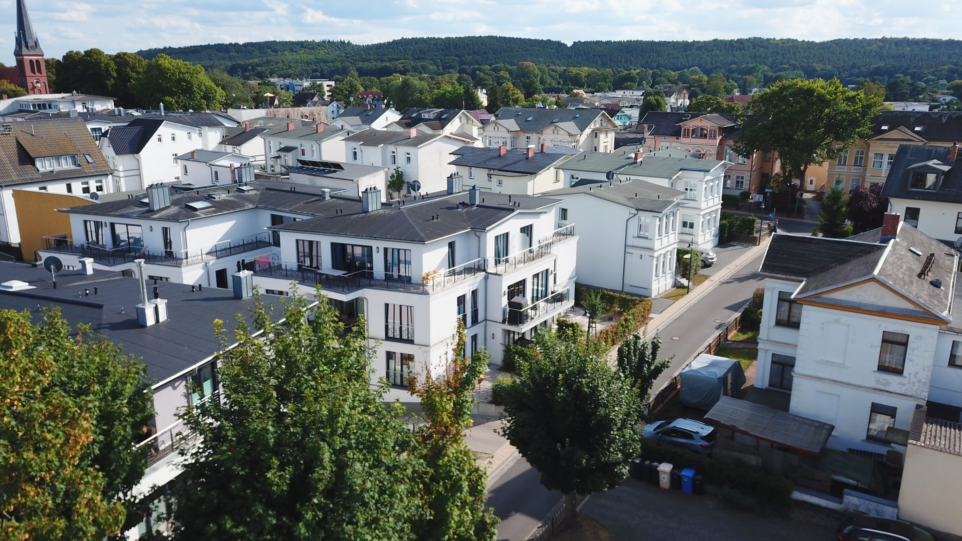 Quartier 7 Ahlbeck: Luftaufnahme der Wohnanlage mit Blick ins grüne Hinterland der Insel Usedom
