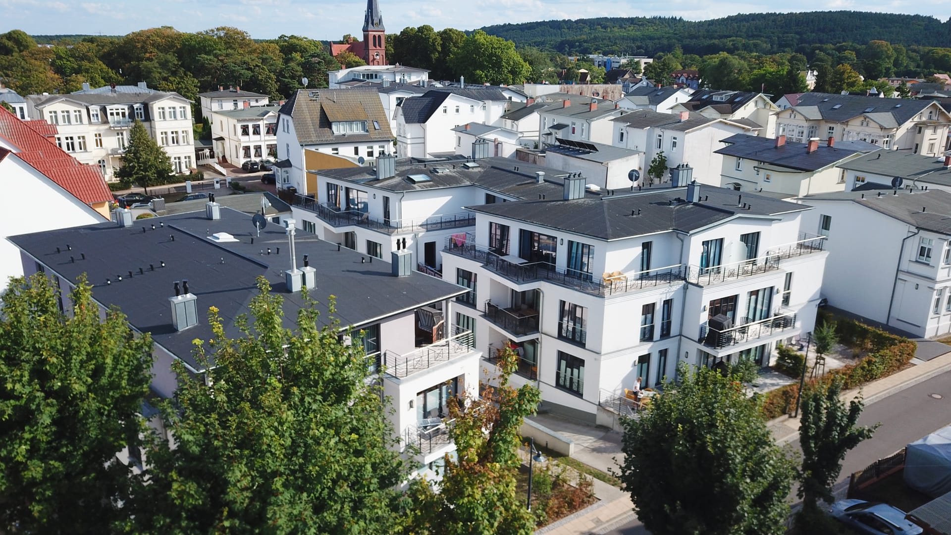 Quartier 7 im Seebad Ahlbeck von oben, im Hintergrund Kirchturm und bewaldetes Hinterland Usedoms