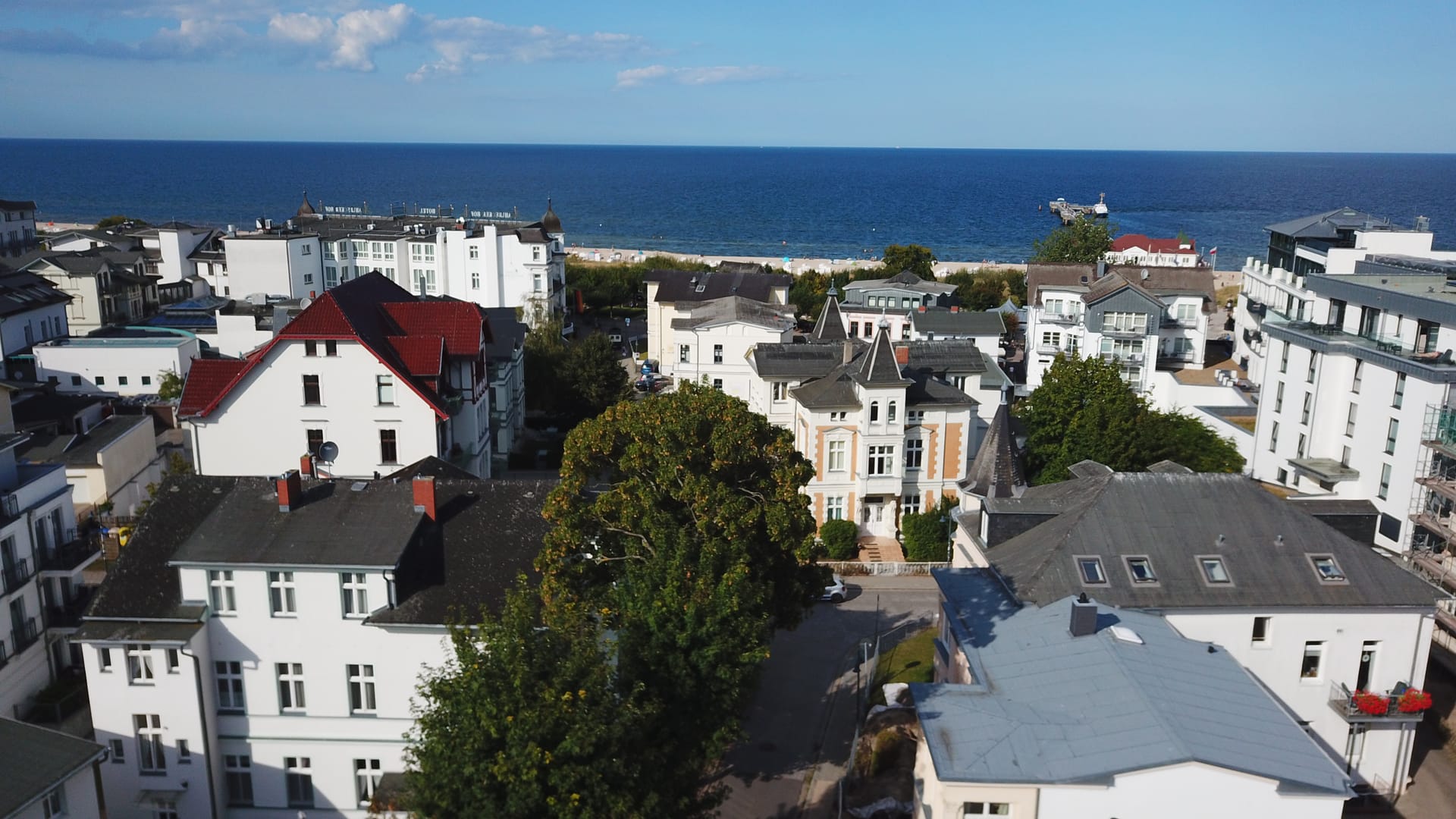 Panorama über Ahlbeck mit Blick auf die Ostsee, im Vordergrund Villen in der Nachbarschaft des Quartier 7
