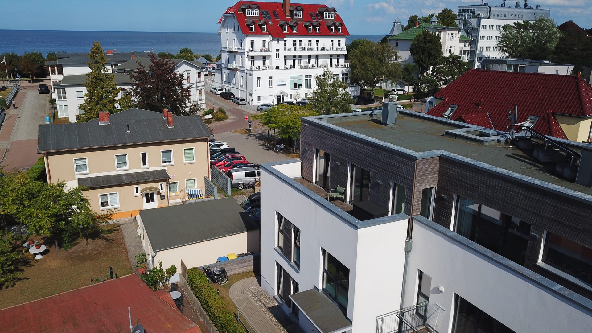 Blick über die Penthouse-Dachterrasse des Quartier Ahlbeck Richtung Ostsee und Strand