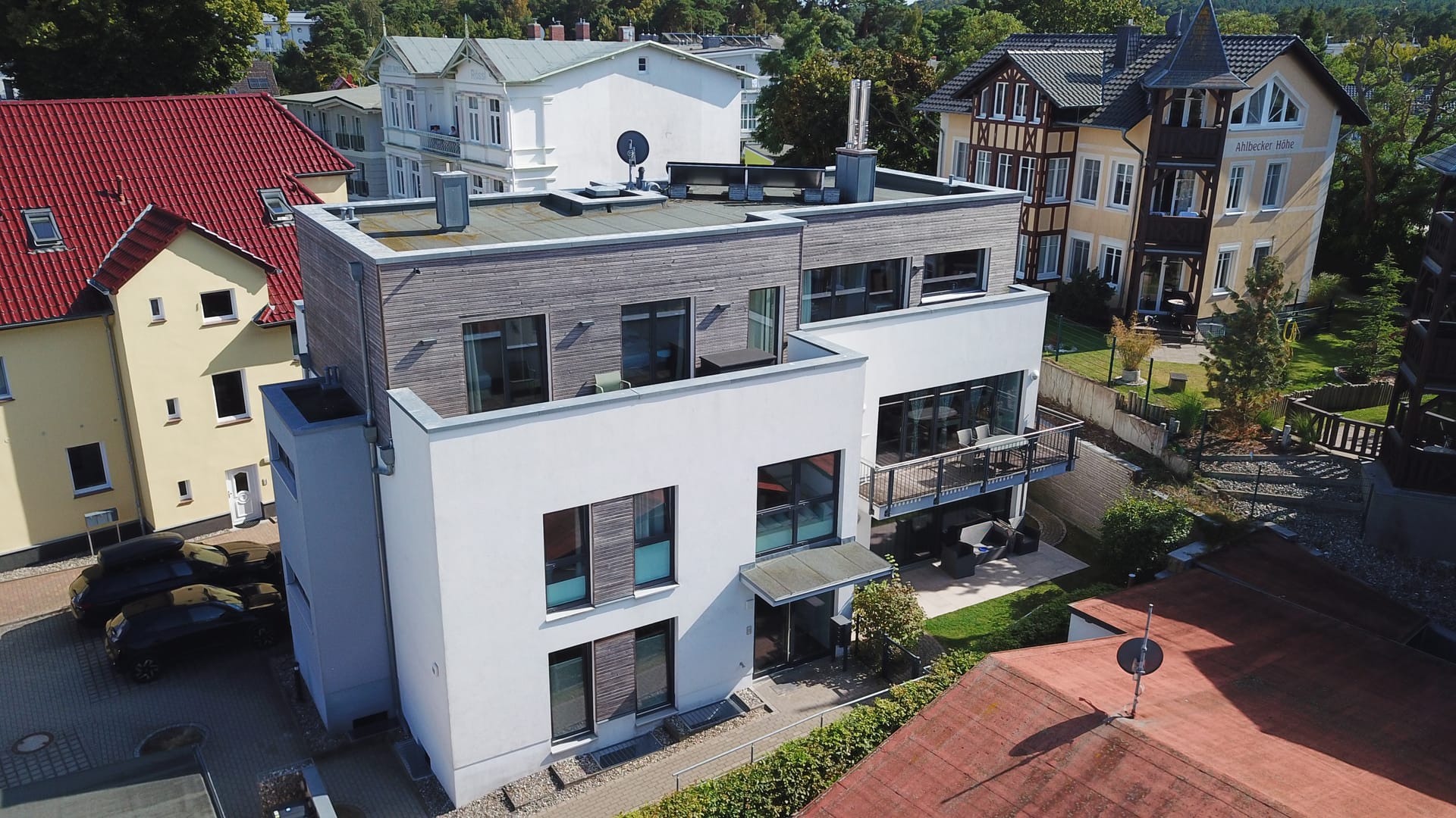 Luftaufnahme: Quartier Ahlbeck – moderner Neubau mit Dachterrasse in der Bergstraße im Seebad Ahlbeck