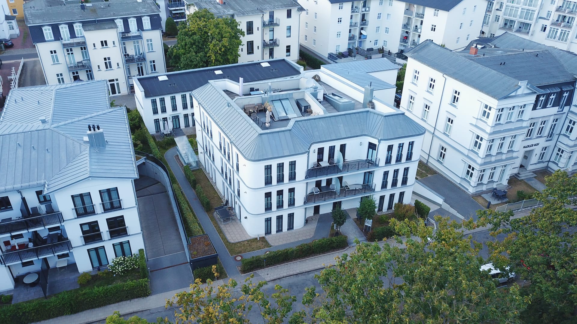 Dachlandschaft rund um das Quartier am Kurpark in Ahlbeck mit den umliegenden Villen