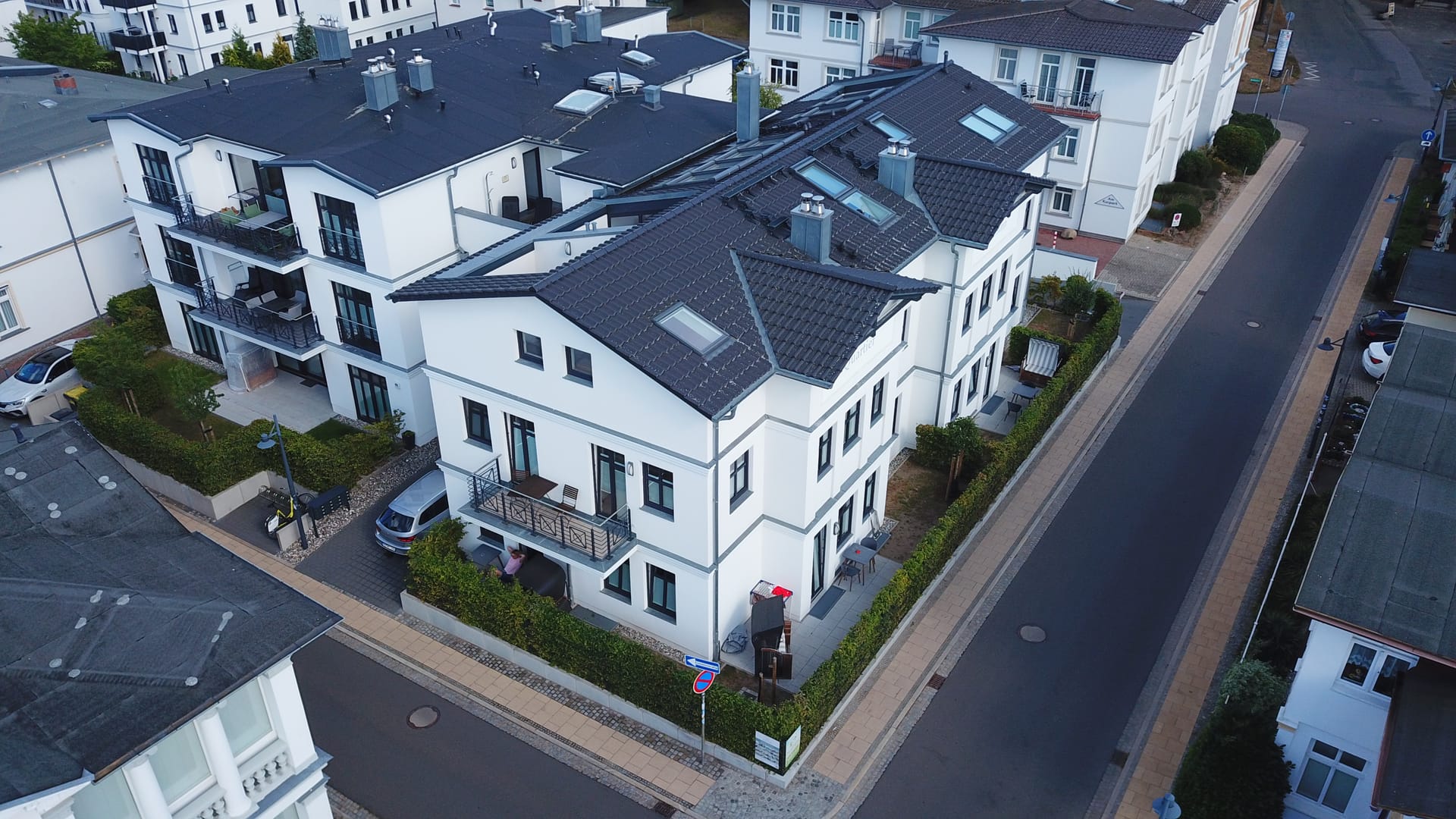 Das gesamte Ensemble des Quartier Frohsinn an der Straßenecke im Seebad Ahlbeck aus der Vogelperspektive