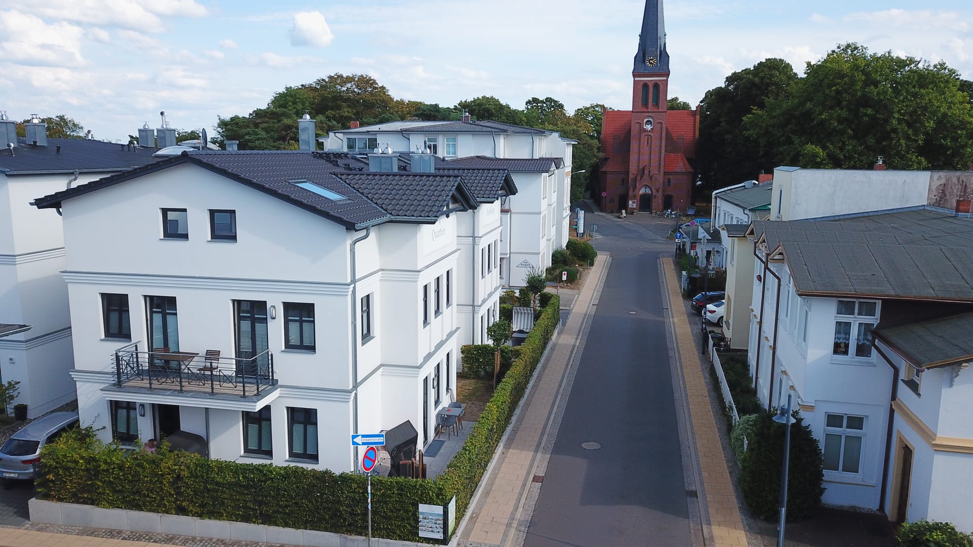 Blick die Kaiserstraße entlang über das Quartier Frohsinn zur roten Backsteinkirche von Ahlbeck