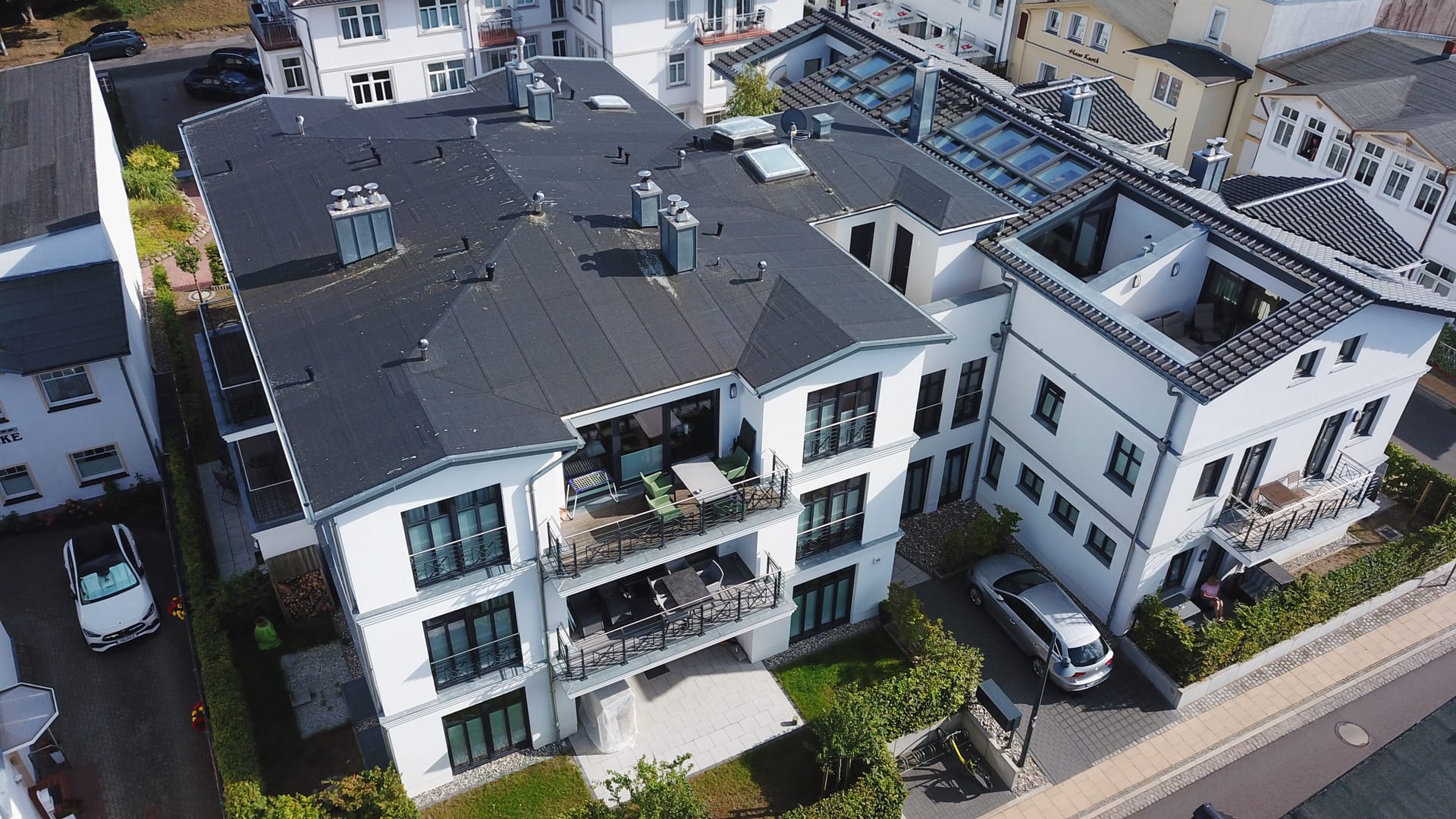 Quartier Frohsinn Ahlbeck von oben: Dachterrassen und Balkone auf der ruhigen Gartenseite