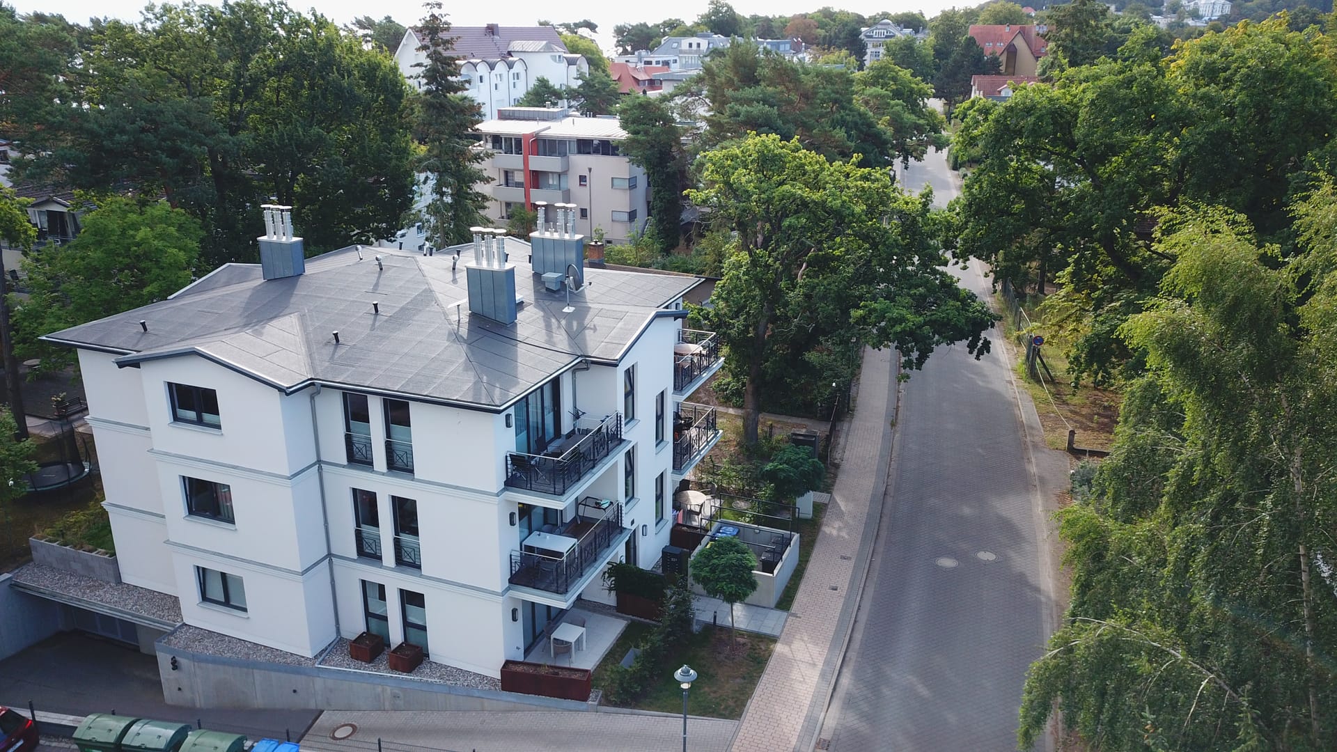 Luftaufnahme des Quartier Maxim in Heringsdorf: moderner weißer Neubau mit möblierten Balkonen an der Maxim-Gorki-Straße