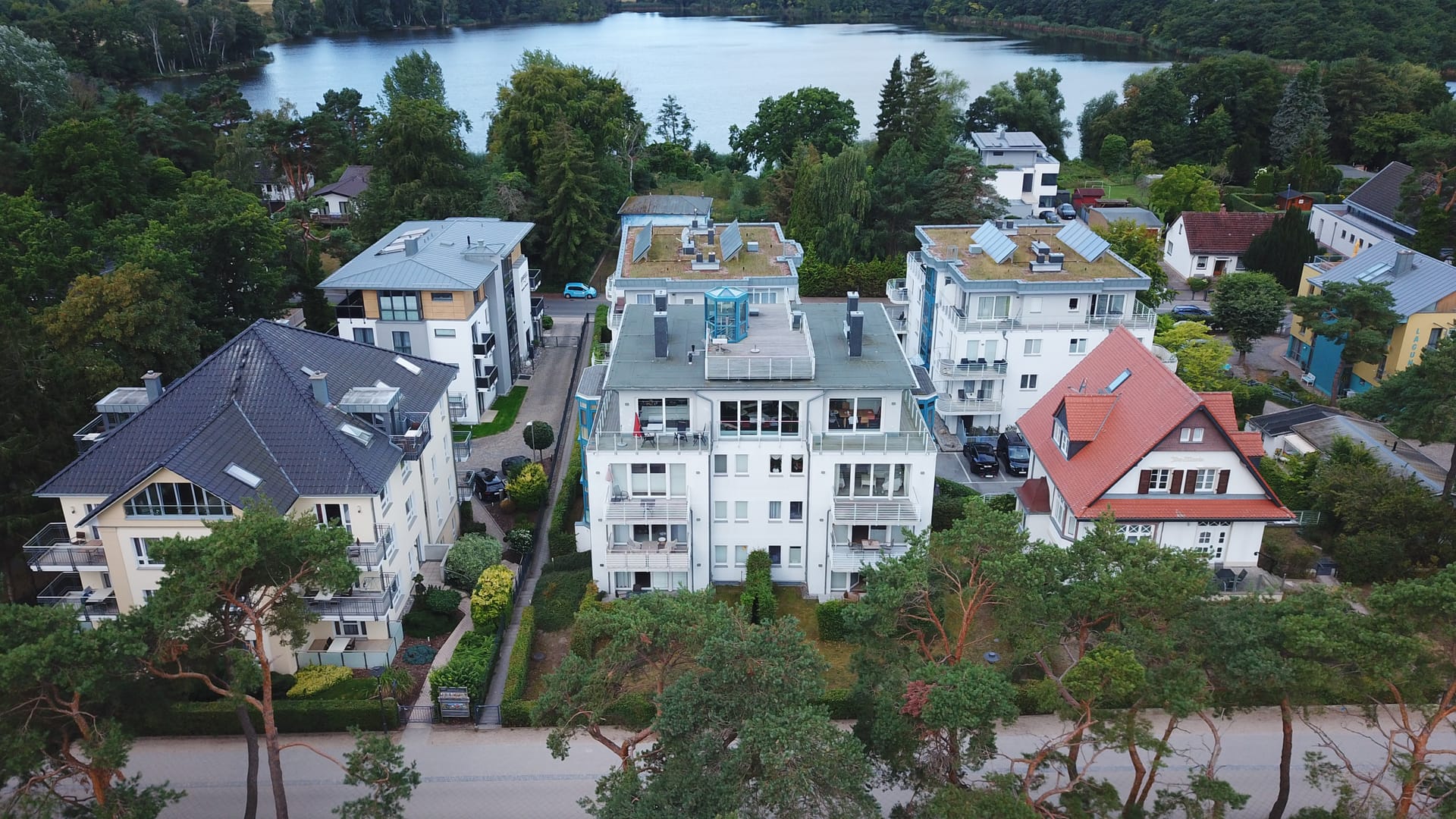 Die Häuser der Seeresidenzen Bansin an der Strandpromenade, dahinter der Schloonsee