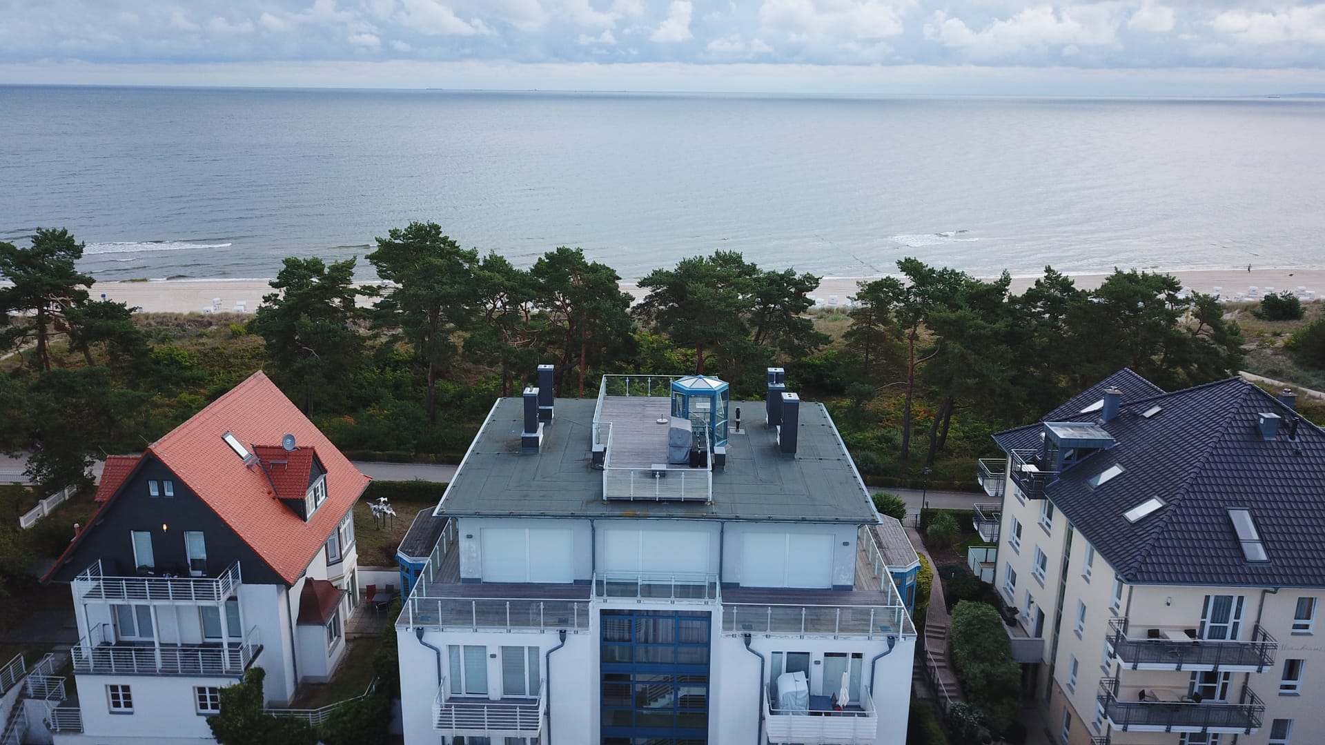 Blick über die Dächer der Seeresidenzen Bansin hinweg auf die Ostsee