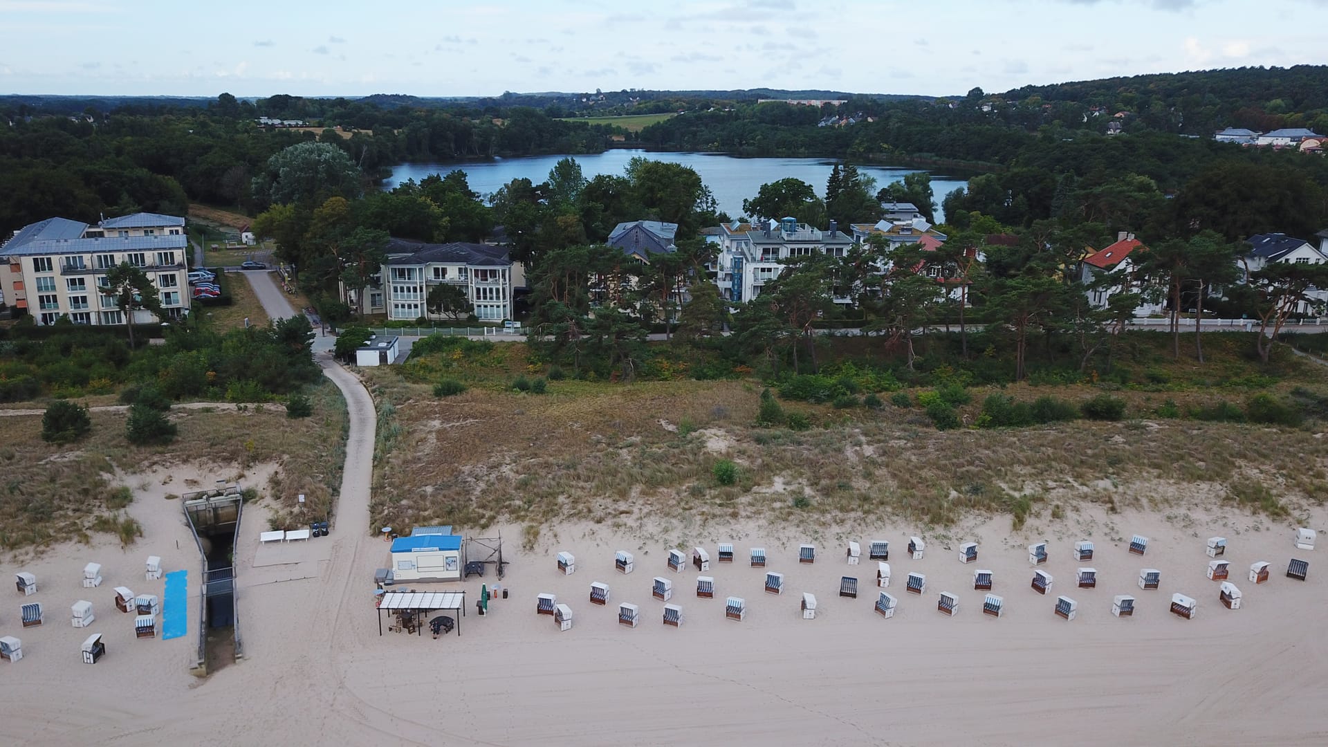 Bansiner Strand mit Strandkörben nahe dem Haus Aurell, im Hintergrund der Schloonsee