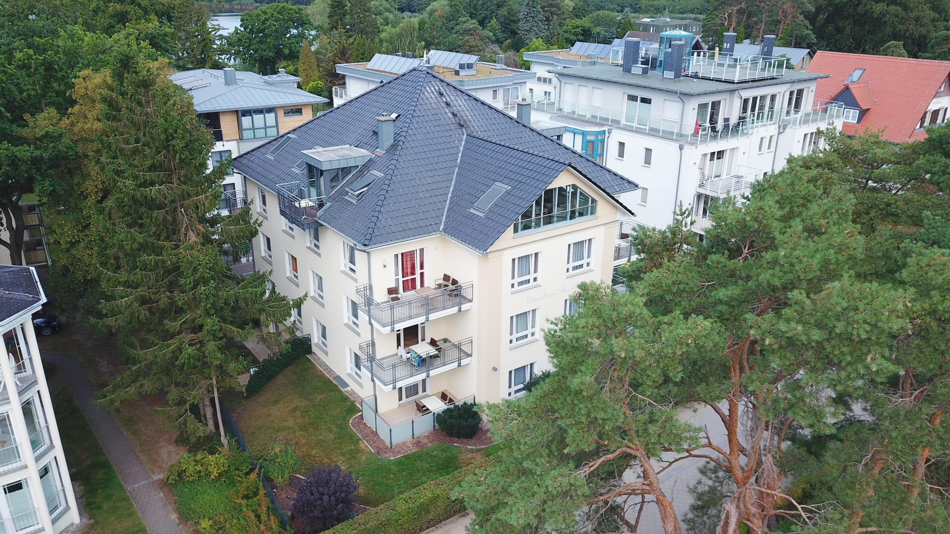 Strandhaus Aurell Bansin: Bädervilla mit Walmdach, Balkonen und verglastem Dachgeschoss in erster Reihe