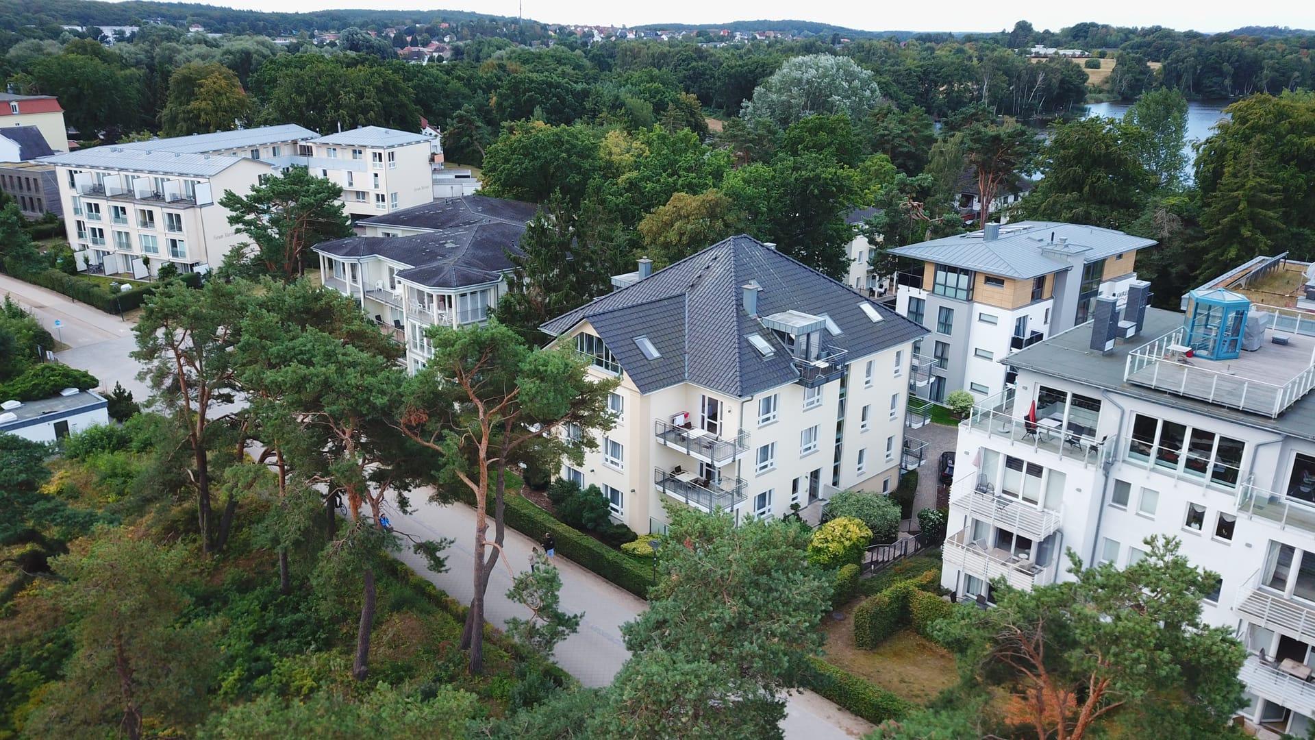 Blick über das Strandhaus Aurell und die Nachbarvillen Richtung Schloonsee