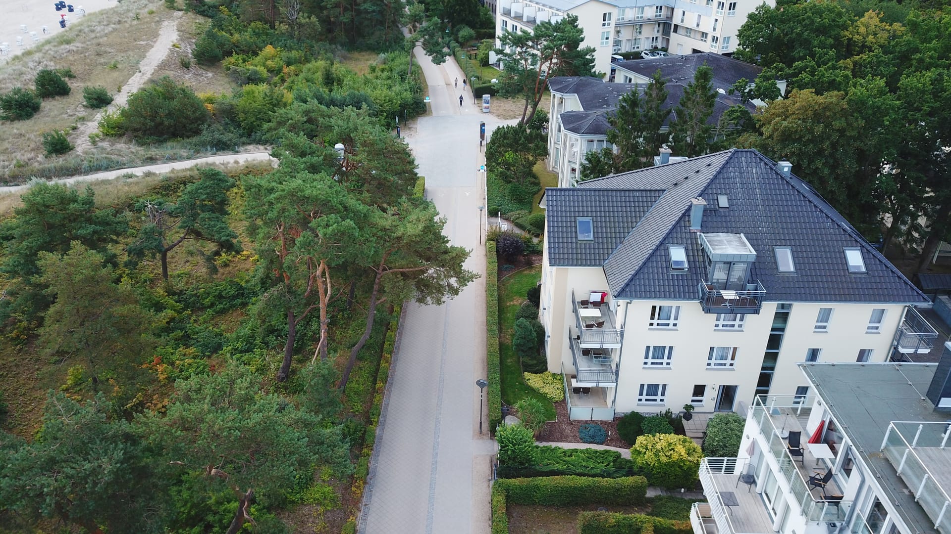 Strandpromenade und Dünenübergang direkt vor dem Strandhaus Aurell in Bansin