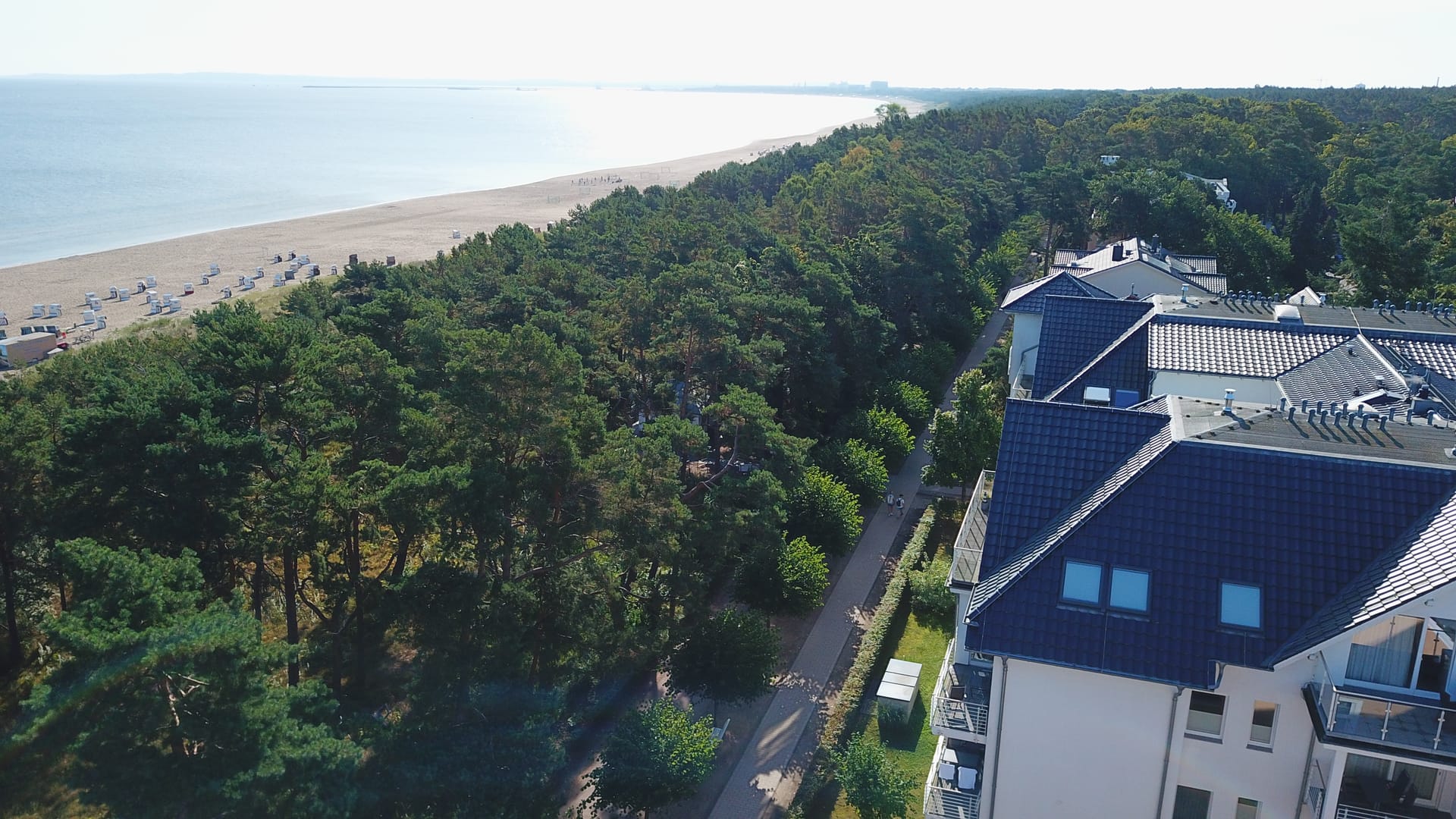 Blick über das Dach der Strandresidenz Else Marie auf Dünenweg, Küstenwald und den Strand von Ahlbeck