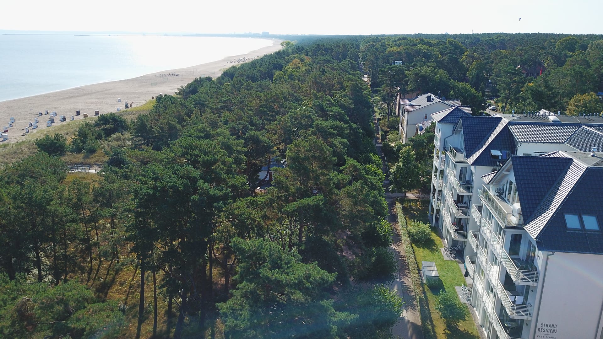 Strandresidenz Else Marie in erster Reihe an der Ahlbecker Dünenstraße, links Dünenwald, Strand und Ostsee