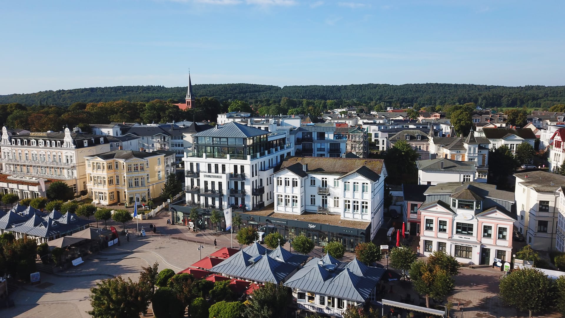 Ahlbeck von oben – die Strandterrasse mit Glasaufbau im Zentrum des Seebads