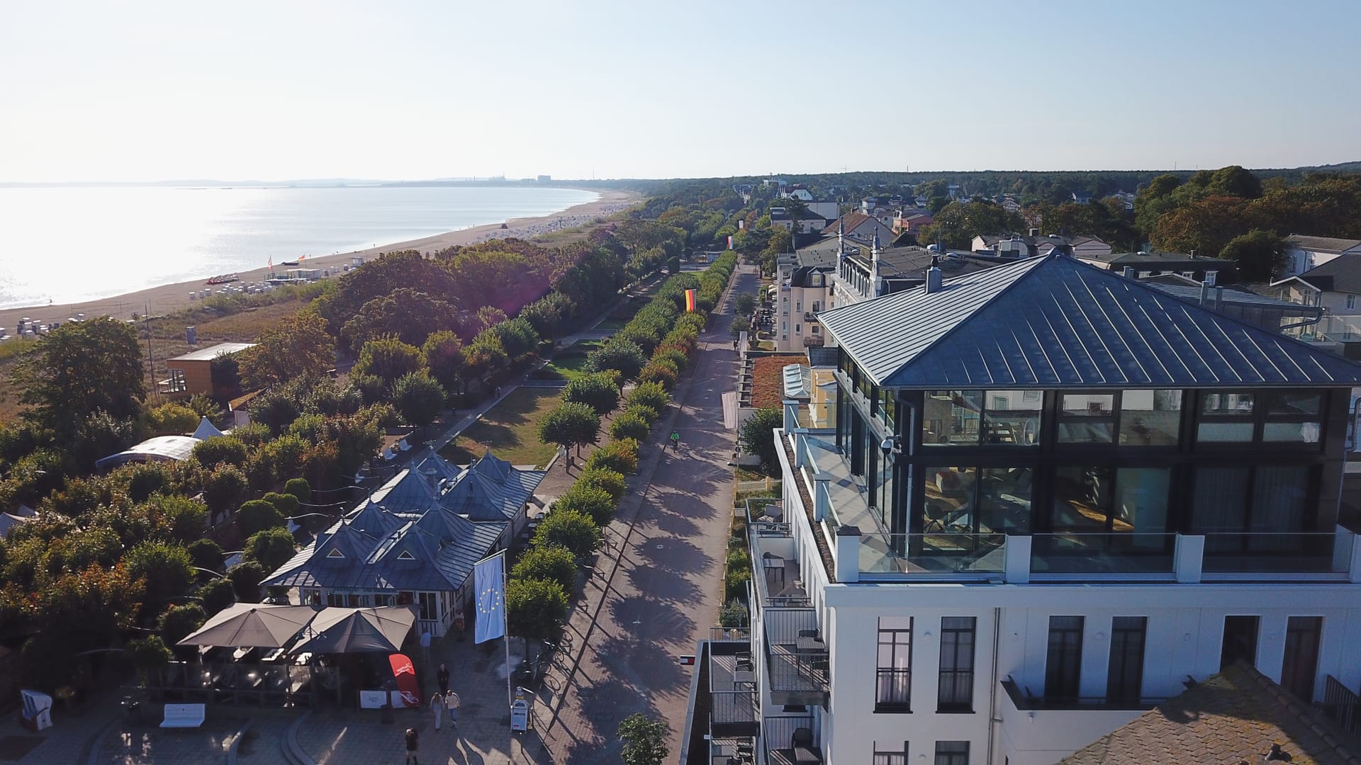Penthouse-Etage der Strandterrasse Ahlbeck an der baumgesäumten Strandpromenade Richtung Heringsdorf